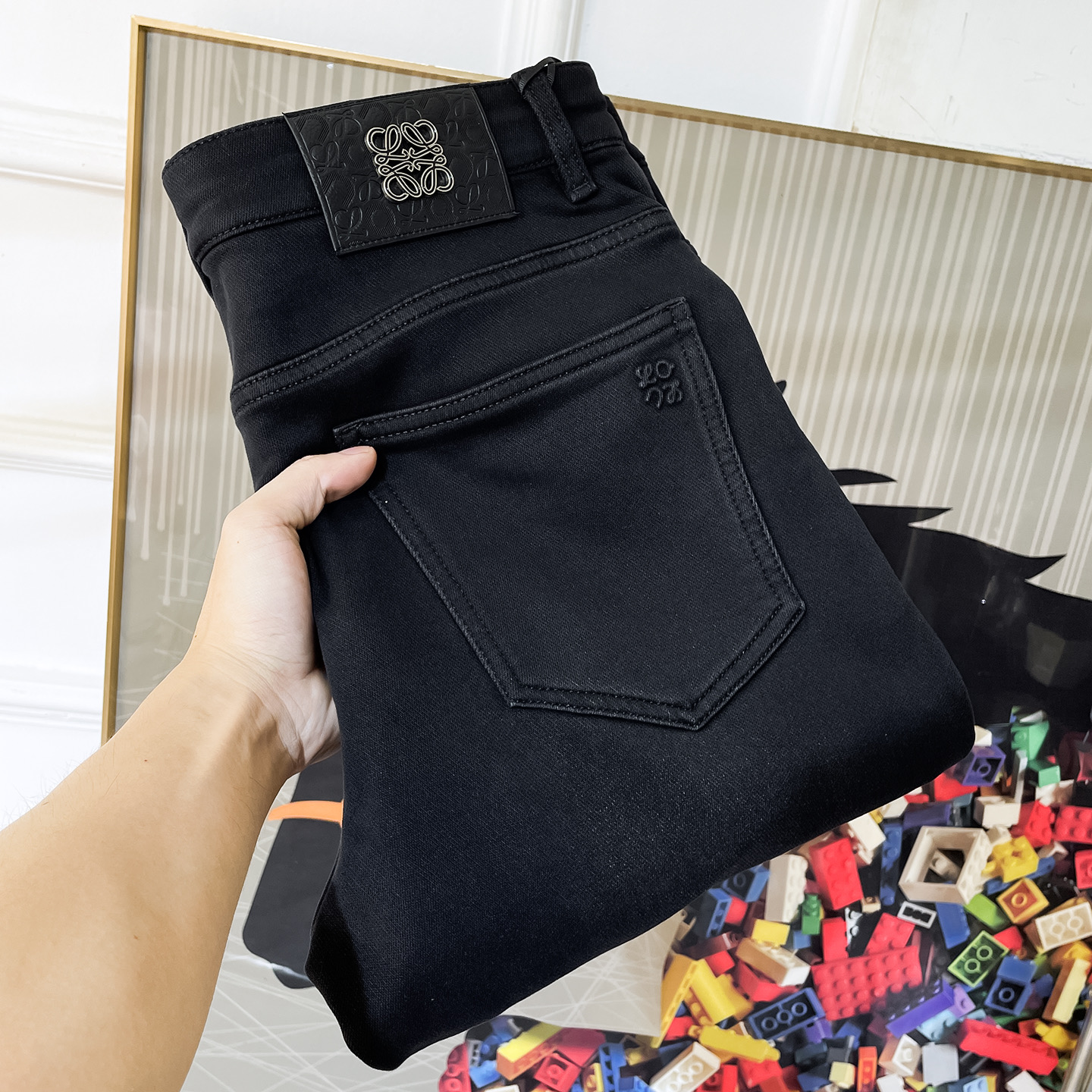 NO:600457,Luo Yiwei - 2025ss Snake Autumn and Winter Straight Bucket Jeans. Original 1:1 production, a perfect choice for daily essentials, simple and elegant, fashionable and stylish, customized imported denim fabric, heavy washing process, complex workmanship and exquisite craftsmanship. Easily cater to the needs of the four seasons, soft and elastic to the touch, smooth and neat, original accessories and hardware, comfortable upper body, very easy to wear and durable, code number 29-38,, jeans, alexander wang19860909罗薏威- 2025ss蛇年秋冬直桶牛仔裤.原单1:1制作,日常必备的完美之选,简单大气亦时尚有型,定制进口丹宁面料 ,重工洗水工艺,做工复杂工艺精湛.轻松迎合四季需要,手感柔软带弹力,流畅利落,原版辅料五金,上身舒适非常易搭耐看码数29-38,,jeans,alexander wang,Men's clothing