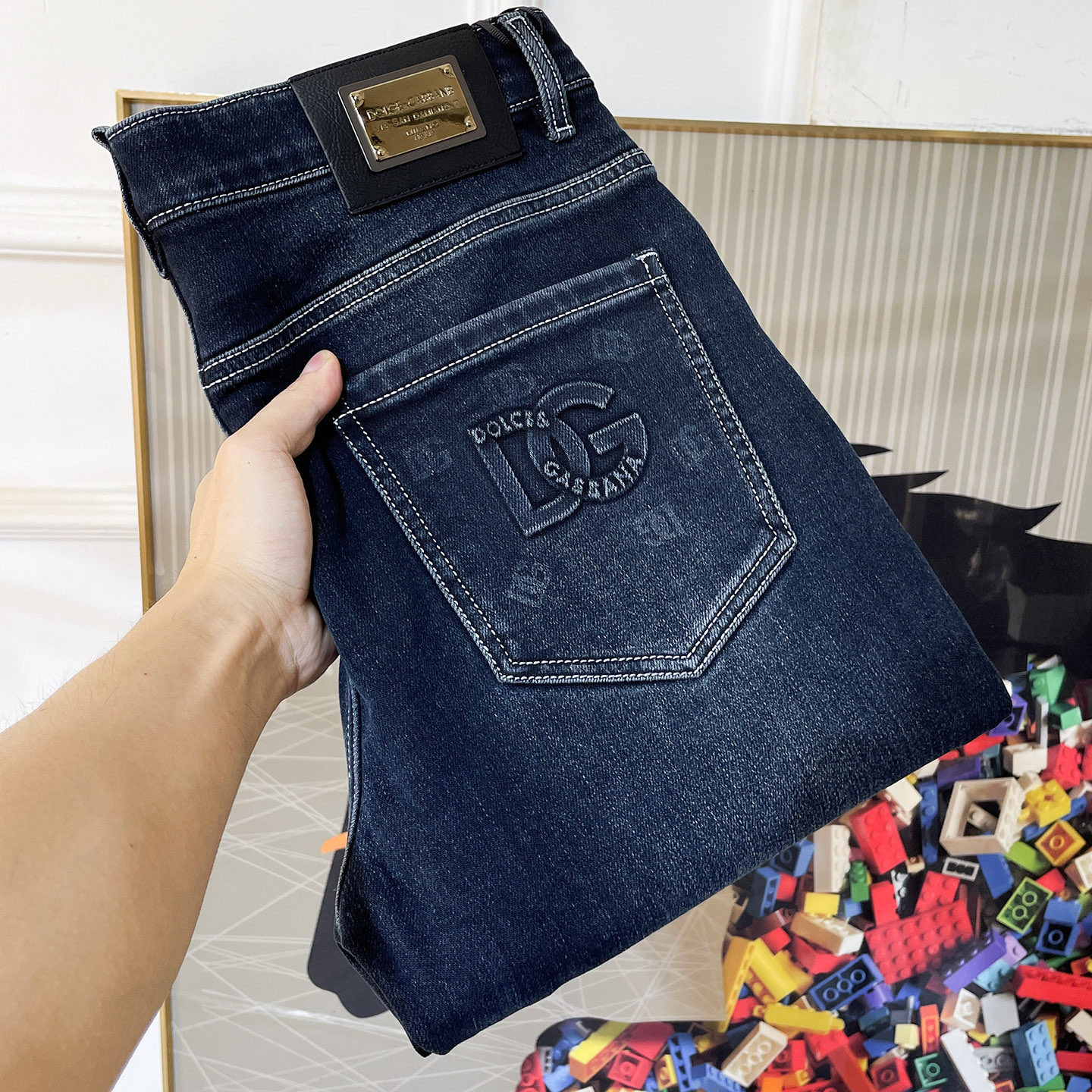 NO:600453,DG- 2025ss Year of the Snake Autumn and Winter Straight Bucket Jeans. Original 1:1 production, a perfect choice for daily necessities, simple and stylish, custom imported denim fabric, heavy washing process, complex workmanship and exquisite craftsmanship. Easily cater to the needs of the four seasons, soft and elastic to the touch, smooth and neat, original accessories and hardware, comfortable upper body, very easy to wear and durable, code number 29-38,, jeans, alexander wang19860909DG- 2025ss蛇年秋冬直桶牛仔裤.原单1:1制作,日常必备的完美之选,简单大气亦时尚有型,定制进口丹宁面料 ,重工洗水工艺,做工复杂工艺精湛.轻松迎合四季需要,手感柔软带弹力,流畅利落,原版辅料五金,上身舒适非常易搭耐看码数29-38,,jeans,alexander wang,Men's clothing