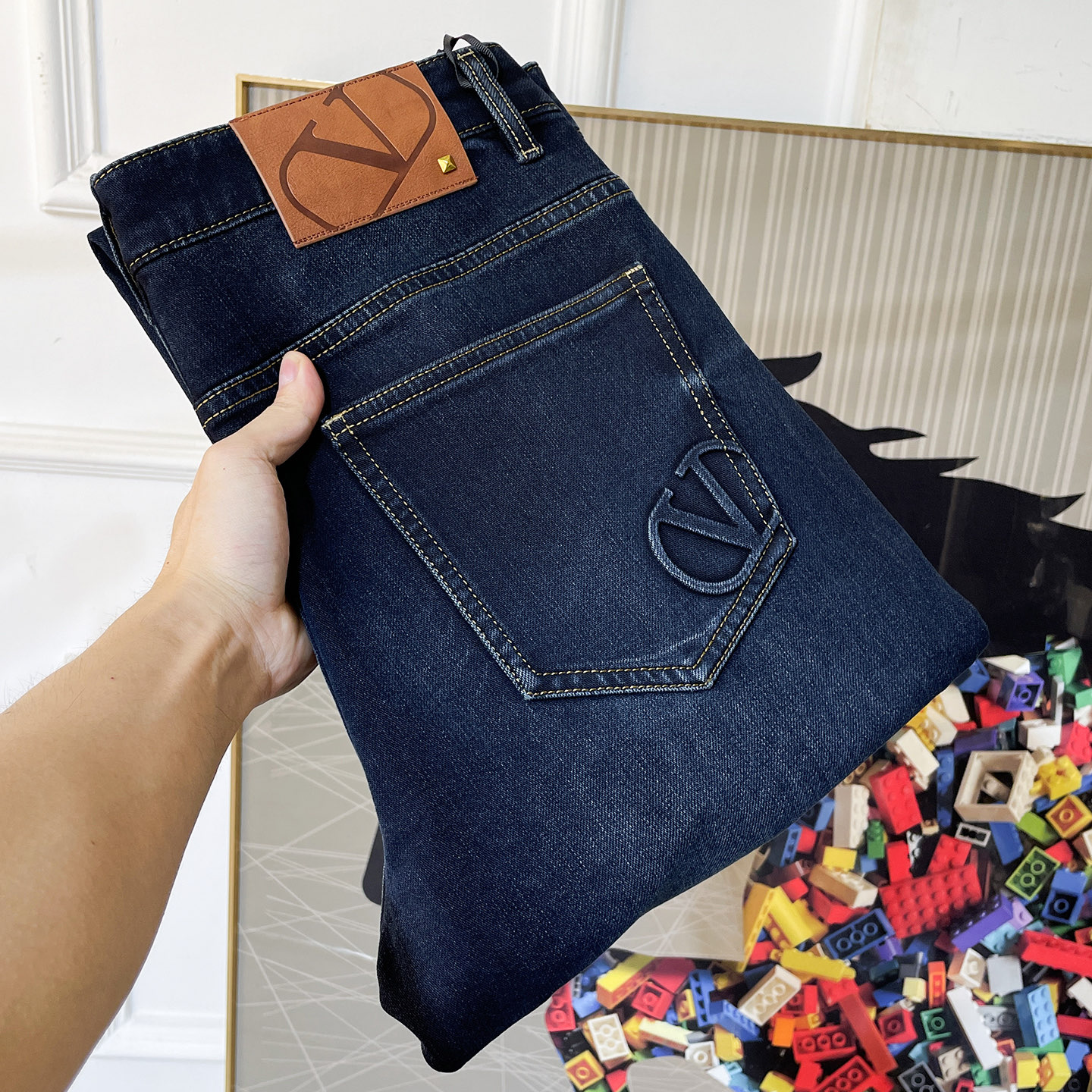 NO:625181,Valentino - 2025ss Year of the Snake Autumn and Winter Straight Bucket Jeans. Original 1:1 production, a perfect choice for daily essentials, simple and stylish, custom imported denim fabric, heavy washing process, complex workmanship and exquisite craftsmanship. Easily cater to the needs of the four seasons, soft and elastic to the touch, smooth and neat, original accessories and hardware, comfortable upper body, very easy to wear and durable, code number 29-38,,valentino,jeans,alexander wang19860909华伦天奴- 2025ss蛇年秋冬直桶牛仔裤.原单1:1制作,日常必备的完美之选,简单大气亦时尚有型,定制进口丹宁面料 ,重工洗水工艺,做工复杂工艺精湛.轻松迎合四季需要,手感柔软带弹力,流畅利落,原版辅料五金,上身舒适非常易搭耐看码数29-38,,valentino,jeans,alexander wang,Men's clothing