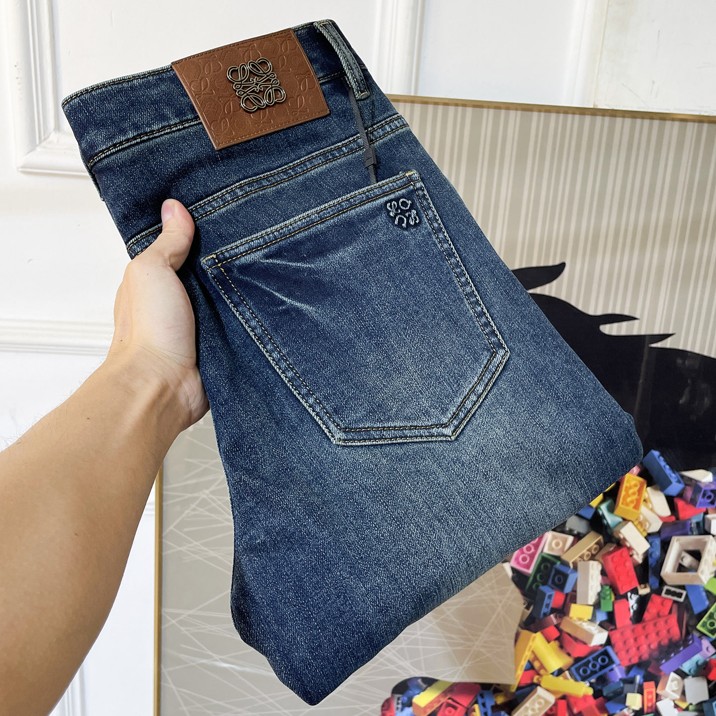 NO:600459,Loewe - 2025ss Year of the Snake Autumn and Winter Straight Bucket Jeans. Original 1:1 production, a perfect choice for daily necessities, simple and stylish, custom-made imported denim fabric, heavy washing process, complex workmanship and exquisite craftsmanship. Easily cater to the needs of the four seasons, soft and elastic to the touch, smooth and neat, original accessories and hardware, comfortable upper body, very easy to wear and durable, code number 29-38,, loewe,jeans,alexander wang19860909罗意威- 2025ss蛇年秋冬直桶牛仔裤.原单1:1制作,日常必备的完美之选,简单大气亦时尚有型,定制进口丹宁面料 ,重工洗水工艺,做工复杂工艺精湛.轻松迎合四季需要,手感柔软带弹力,流畅利落,原版辅料五金,上身舒适非常易搭耐看码数29-38,,loewe,jeans,alexander wang,Men's clothing