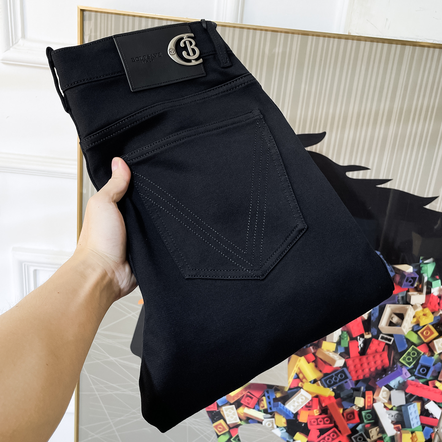 NO:600461,BV- 2025ss Year of the Snake Autumn and Winter Straight Bucket Jeans. Original 1:1 production, the perfect choice for daily necessities, simple and stylish, custom imported denim fabric, heavy washing process, complex workmanship and exquisite craftsmanship. Easily cater to the needs of the four seasons, soft and elastic to the touch, smooth and neat, original accessories and hardware, comfortable upper body, very easy to wear and durable, code number 29-38,,bottega veneta,jeans,alexander wang19860909BV- 2025ss蛇年秋冬直桶牛仔裤.原单1:1制作,日常必备的完美之选,简单大气亦时尚有型,定制进口丹宁面料 ,重工洗水工艺,做工复杂工艺精湛.轻松迎合四季需要,手感柔软带弹力,流畅利落,原版辅料五金,上身舒适非常易搭耐看码数29-38,,bottega veneta,jeans,alexander wang,Men's clothing