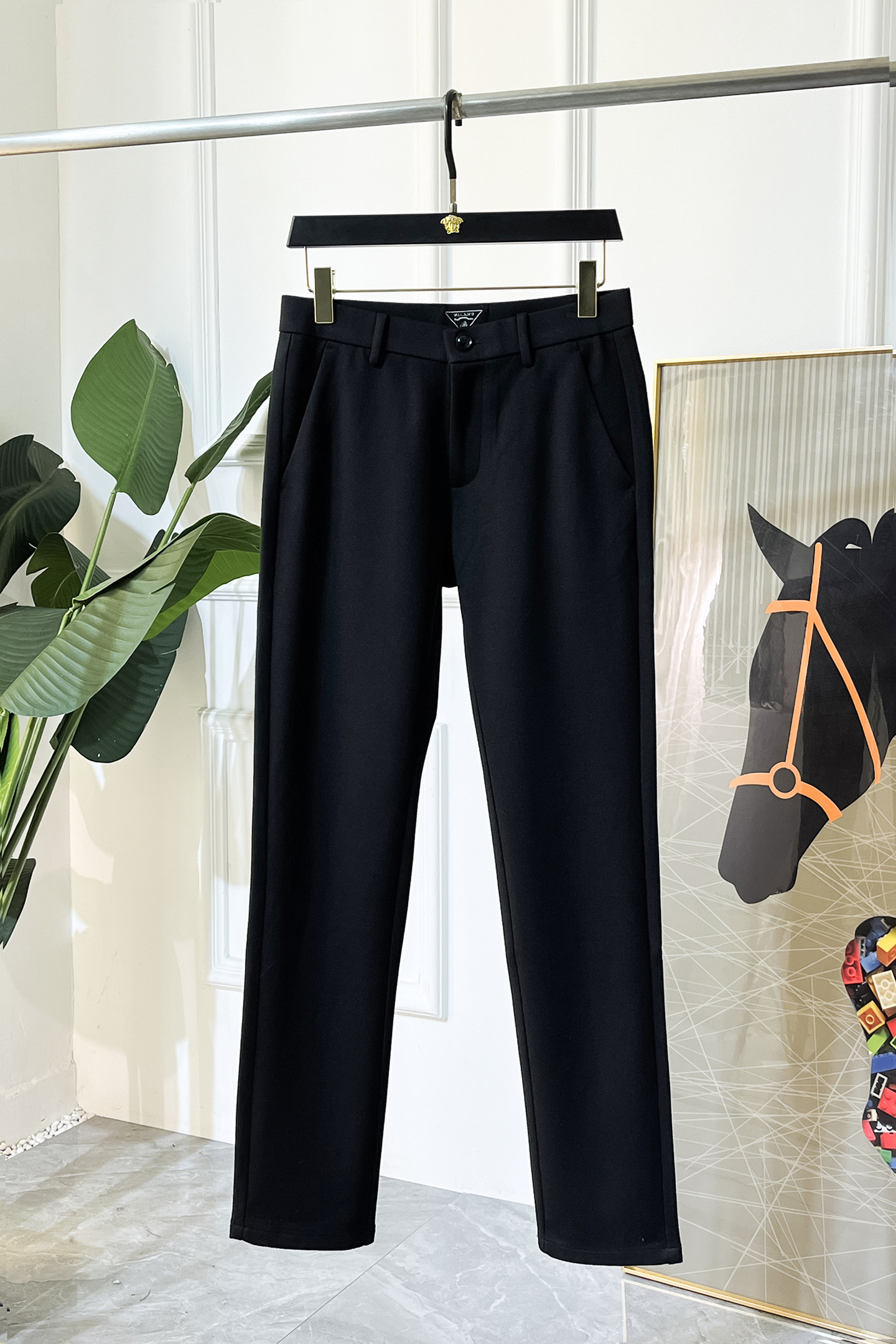 NO:598295,Prada - 2025ss autumn and winter thin velvet casual pants. Made from original 1:1, the perfect choice for daily necessities, simple and stylish, custom imported high-grade cotton fabrics, heavy washing process, complex workmanship and exquisite craftsmanship. Easily cater to the needs of the four seasons, soft and elastic to the touch, smooth and neat, original accessories and hardware, comfortable upper body, very easy to wear and durable, size 29-38,, prada, alexander wang19860909普拉达 - 2025ss年秋冬薄绒休闲裤.原单1:1制作,日常必备的完美之选,简单大气亦时尚有型,定制进口高级棉面料 ,重工洗水工艺,做工复杂工艺精湛.轻松迎合四季需要,手感柔软带弹力,流畅利落,原版辅料五金,上身舒适非常易搭耐看码数29-38,,prada,alexander wang,Men's clothing