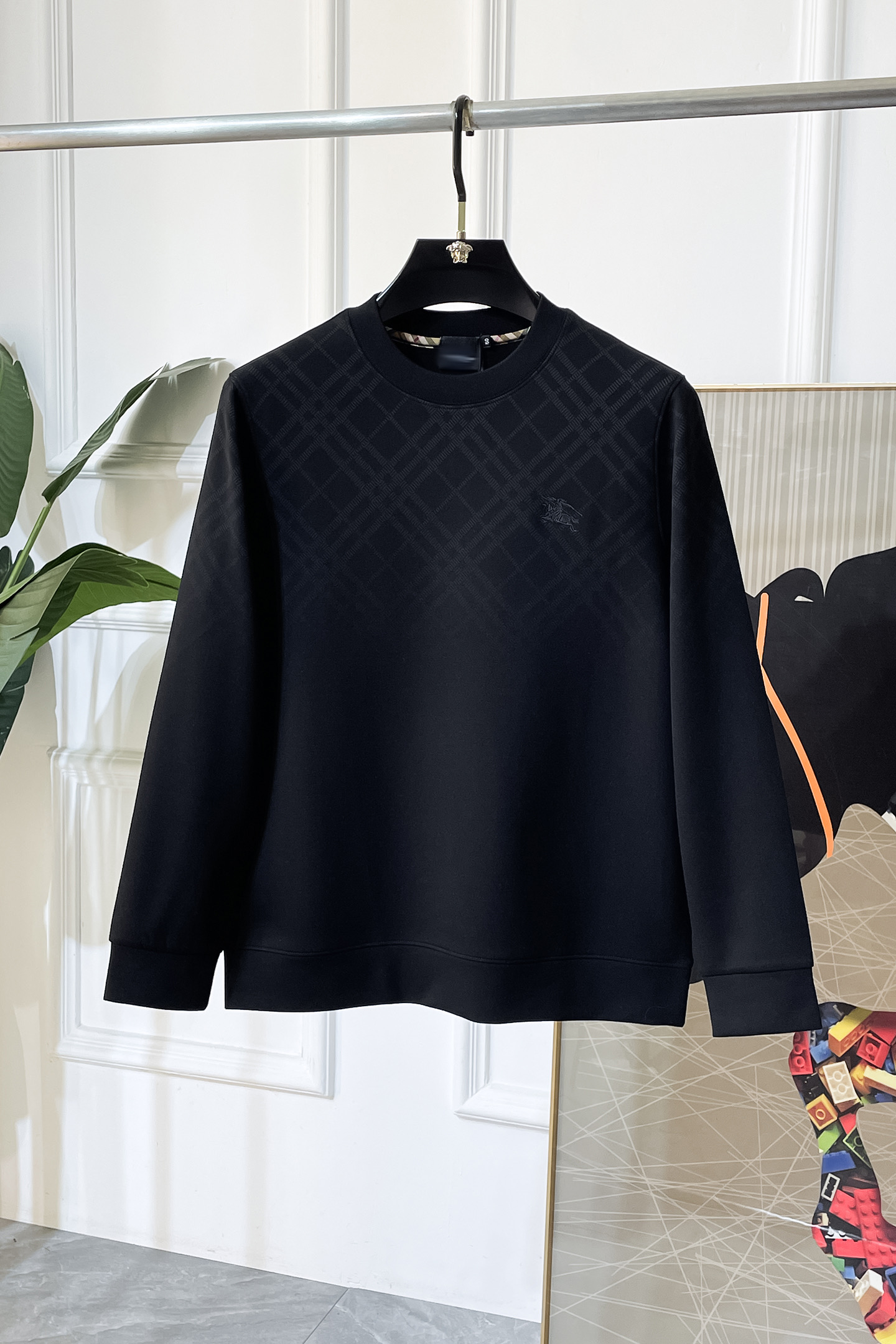 NO:601515,Burberry - 2025ss autumn hot new style, the highest version of fashionable pullover sweatshirt, a classic that must be released every year. Favored and respected by major stars, it uses high-end European cotton blended fabrics, heavy craftsmanship, original hardware accessories and logo design, soft and smooth, and dense texture!  Stylish upper body!  One of the impeccable must-have styles for autumn!  M-3XL can wear up to 190 pounds!  ,,burberry,hoodie,sweatshirts,alexander wang19860909巴宝莉 - 2025ss秋季大爆新款,最高版本时尚套头卫衣、每年必出的经典之作.受各大明星的青睐推崇,精选高端欧棉混纺面料,重工艺制作,原版五金辅料logo设计,柔软顺滑,质地密实！上身时尚有型！秋季无可挑剔必选款式之一！M-3XL 最大穿190斤！,,burberry,hoodie,sweatshirts,alexander wang,Men's clothing