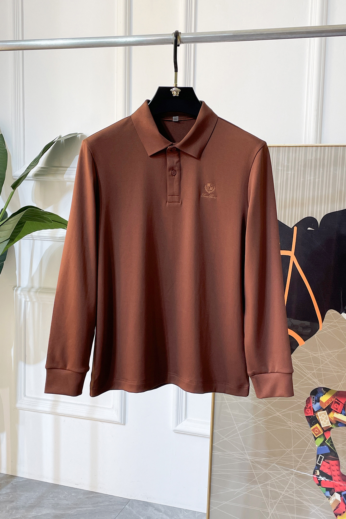 NO:601517,LP Noyo - 2025ss Autumn and Winter counter's popular polo long-sleeved T-shirt, casual and fashionable outer wear, a must-have for inner wear, custom imported high-grade cotton fabric, the fabric has a delicate feel, close to the body and is comfortable without digging into the flesh, and the upper body has a good shape. It is warm to wear, and the counter logo design is very unique. The original quality and craftsmanship are definitely the highest version on the market. The top original version is awesome to wear. It is soft and crisp, not easy to deform. The seams and seams are very rigorous and elegant. Absolute first-line OEM requirements!  Don’t miss it, male gods!  Size M-3XL can wear up to 200 pounds!  ,,loro piana,tees,t-shirt,alexander wang19860909LP诺悠 - 2025ss秋冬专柜大爆款polo长袖T恤,休闲时尚外穿 内搭必备款,定制进口高级棉面料,面料手感细腻,贴身舒适不扎肉,上身版型好 穿着保暖,专柜标志设计非常独特,原版品质与工艺 绝对市场最高版本 顶级原版穿着超赞 柔顺挺括,不易变形.锁边缝盘都非常严谨考究 绝对一线代工要求！男神们别错过！ 尺码 M-3XL 最大可穿200斤！,,loro piana,tees，t-shirt,alexander wang,Men's clothing