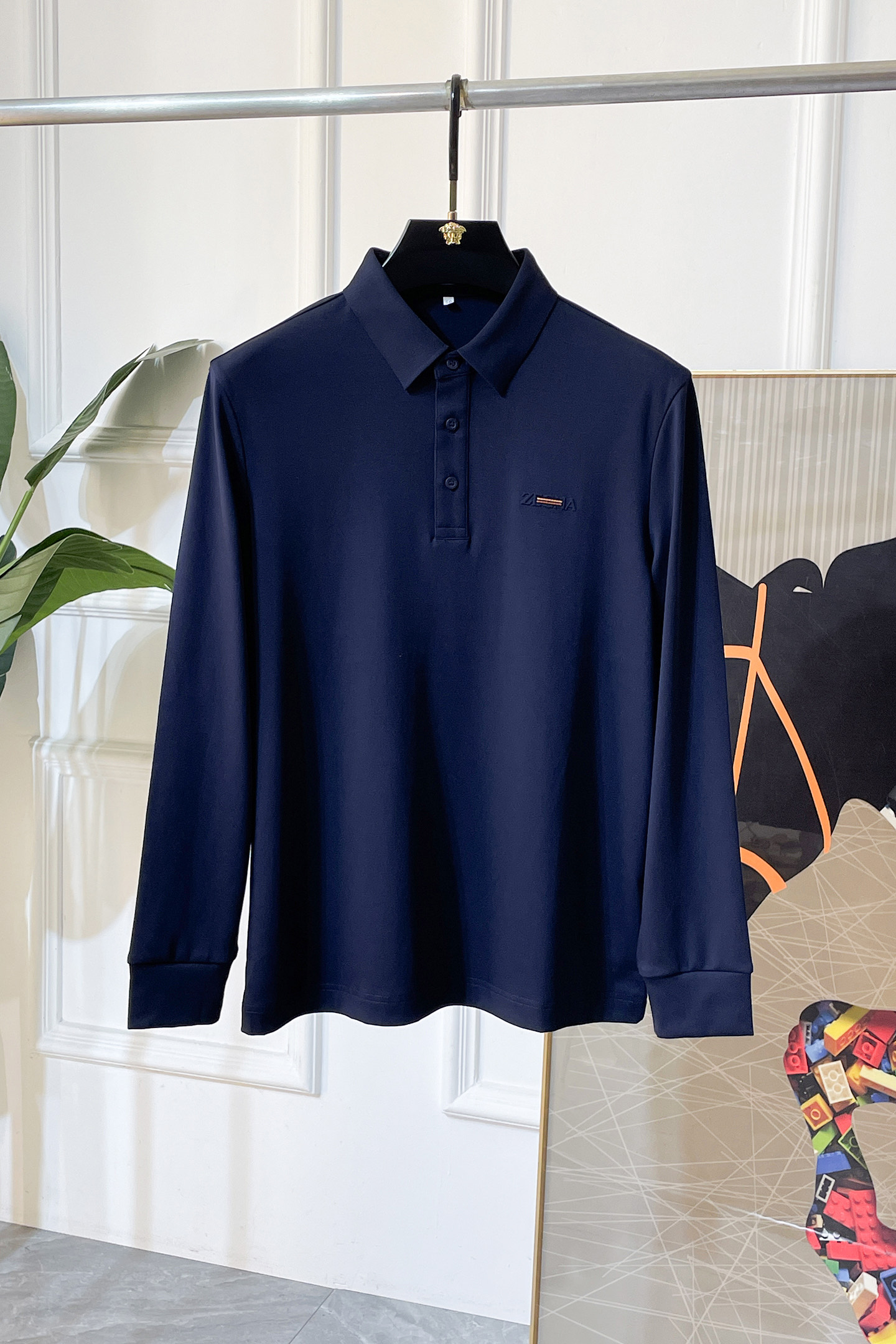 NO:601500,Zegna - 2025ss Autumn and Winter counter's popular polo long-sleeved T-shirt, casual and fashionable outer wear, a must-have for inner wear, customized imported high-grade cotton fabric, the fabric has a delicate feel, close to the body and is comfortable without digging into the flesh, and the upper body has a good shape. It is warm to wear, and the counter logo design is very unique. The original quality and craftsmanship are definitely the highest version on the market. The top original version is awesome to wear. It is soft and crisp, not easy to deform. The seams and seams are very rigorous and elegant. Absolute first-line OEM requirements!  Don’t miss it, male gods!  Size M-3XL can wear up to 200 pounds!  ,,zegna,tees,t-shirt,alexander wang19860909杰尼娅 - 2025ss秋冬专柜大爆款polo长袖T恤,休闲时尚外穿 内搭必备款,定制进口高级棉面料,面料手感细腻,贴身舒适不扎肉,上身版型好 穿着保暖,专柜标志设计非常独特,原版品质与工艺 绝对市场最高版本 顶级原版穿着超赞 柔顺挺括,不易变形.锁边缝盘都非常严谨考究 绝对一线代工要求！男神们别错过！ 尺码 M-3XL 最大可穿200斤！,,zegna,tees，t-shirt,alexander wang,Men's clothing