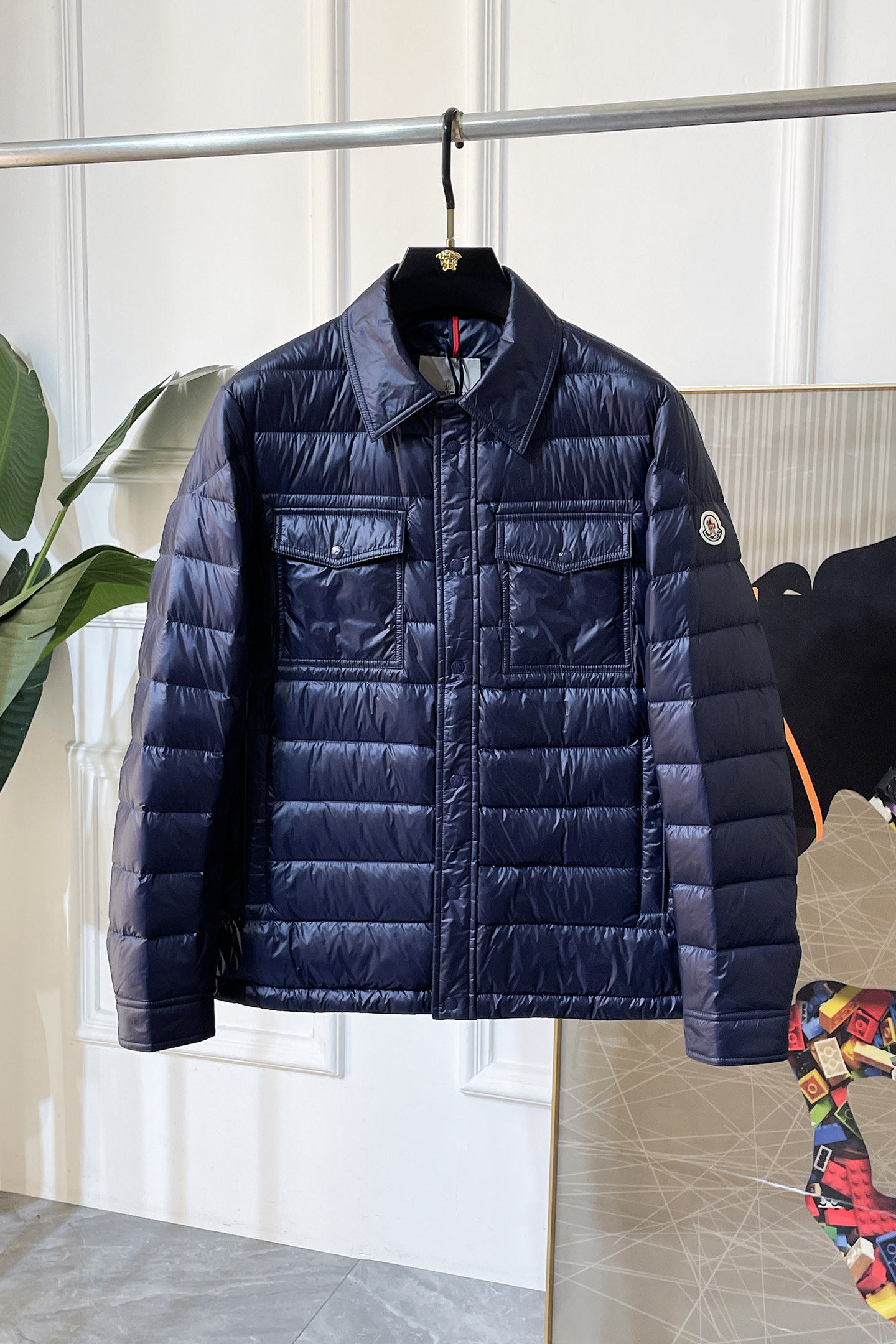 NO:601516,Highest version on the market, pay attention to detail comparison Mo*er's new down jacket Moner main line series goose down jacket in autumn and winter. The main series is filled with 90% goose down, which is warm, comfortable and not bulky. It is a bread jacket style formed by large squares. Each square is evenly distributed, firmly locking the down and warming your body!  Color Black Royal Blue Size M-3XL,,down jacket,alexander wang19860909市场高版本,注意细节对比 Mo*er 新款羽绒服 秋冬Moner主线系列鹅绒羽绒服. 主打系列,内填 充90鹅绒,保暖舒适且不臃肿,大方块而形成的面包服版型,每块方格都是均匀的分配,牢牢的锁住羽绒,温暖着你的身形！ 颜色黑色 宝蓝色 尺码M-3XL,,down jacket,alexander wang,Men's clothing