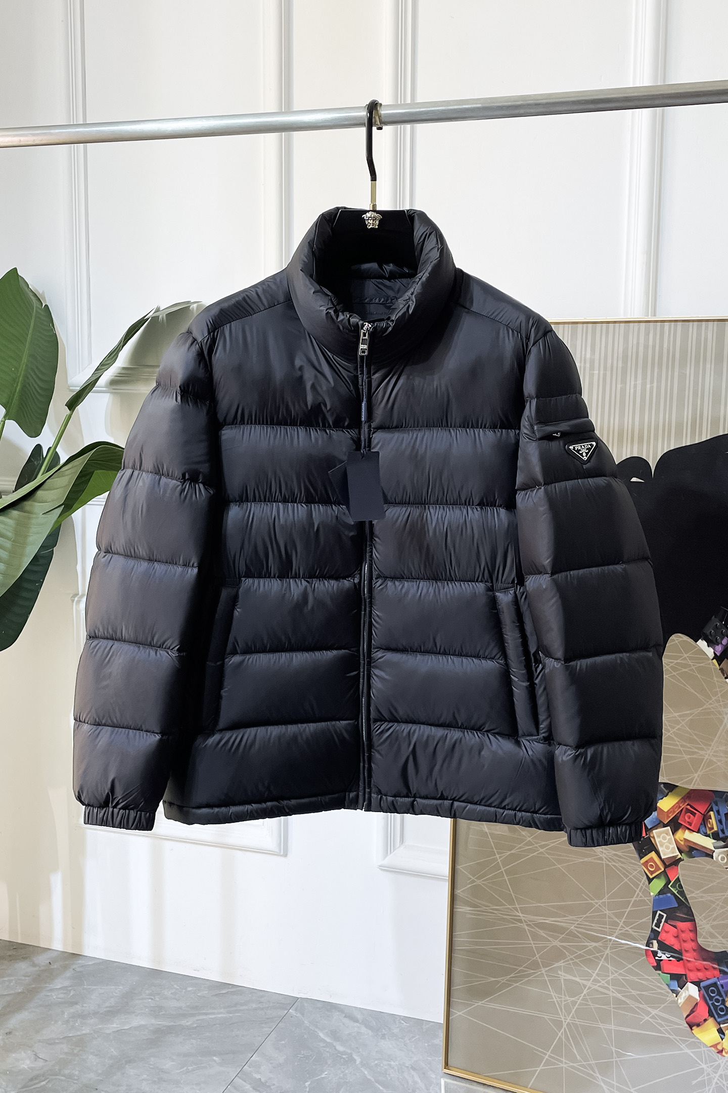 NO:601519,The highest version on the market, pay attention to details compared to Prada -  The new winter men's goose down down jacket, high-quality design, is a must-have for any man, handsome and handsome. Heavy craftsmanship, 90% goose down filling, but the fashion stance remains firm, first-class texture, crisp and slim. Classic lapel down, mature and stable style, fine texture, good gloss, and very clear texture, simple and elegant style, strong fashion, and version leading the current trend, the upper body effect is very good, the fabric is novel and soft to the touch  Fearless and changeable, blooming in comfort and uniqueness. Calmly and confidently walk the way of urban men's spring clothing. Multi-touch fabric selection, showing the eclectic charm. The upper body will not have any wrinkles, the fit is excellent, the upper body is stylish and handsome, the customized accessories are iconic, and the details determine success or failure. Colors and colors, sizes 48 - 56, can be worn up to 190 pounds.,, prada, jackets & coats, down jacket, alexander wang19860909市场最高版本,注意细节对比普拉达 - 年冬季新款男士鹅绒羽绒服外套,高品质设计,是任何男人都必备的王牌好货,帅气爆表.重工艺直冲工艺,90鹅绒填充,但时尚立场坚挺如故,质感一流,挺括修身.经典翻领的羽绒,成熟稳重风,质感细腻,光泽感佳,且纹理非常清晰,款式简洁大气,时尚度强、版型引领当前趋势,上身效果非常好,面料新颖,手感软 无畏多变,舒适与独特中绽放.从容、自信游走都市型男春装之道.多重触感的面料选择,彰显不拘一格的魅力上身不会有任何褶皱,版型极好,上身有型帅气,定制辅料带有标志性,细节决定成败.颜色图色 尺码48 - 56 最大可穿到190斤.,,prada,jackets & coats,down jacket,alexander wang,Men's clothing