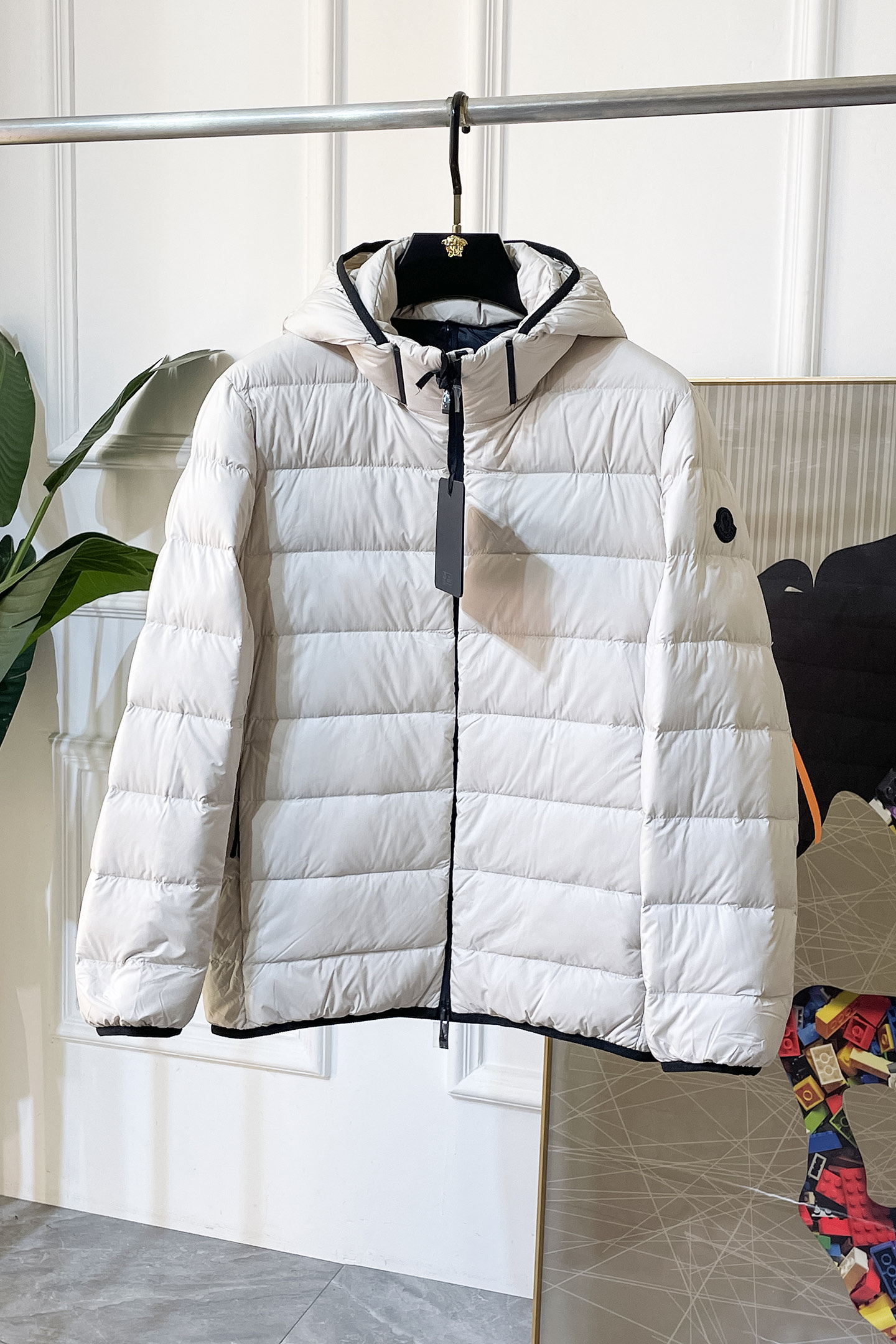 NO:600482,High version!  Pay attention to details compared to Burberry -  2025 new winter men's down jacket, high-quality design, is a must-have for any man, handsome and handsome. Heavy craftsmanship, 90 down filling, but the fashion stance remains firm, first-class texture, crisp and slim. Classic lapel down, mature and stable style, fine texture, good gloss, and very clear texture, simple and elegant style, strong fashion, version leading the current trend, the upper body effect is very good, the fabric is novel and soft to the touch  Fearless and changeable, blooming in comfort and uniqueness. Calmly and confidently walk the way of urban men's spring clothing. Multi-touch fabric selection, showing the eclectic charm. The upper body will not have any wrinkles, the fit is excellent, the upper body is stylish and handsome, the customized accessories are iconic, and the details determine success or failure. Colors and colors, sizes 48 - 56, can be worn up to 190 pounds.,, burberry, jackets & coats, down jacket, alexander wang19860909高版本！注意细节对比巴宝莉 - 2025年冬季新款男士羽绒服外套,高品质设计,是任何男人都必备的王牌好货,帅气爆表.重工艺直冲工艺,90绒填充,但时尚立场坚挺如故,质感一流,挺括修身.经典翻领的羽绒,成熟稳重风,质感细腻,光泽感佳,且纹理非常清晰,款式简洁大气,时尚度强、版型引领当前趋势,上身效果非常好,面料新颖,手感软 无畏多变,舒适与独特中绽放.从容、自信游走都市型男春装之道.多重触感的面料选择,彰显不拘一格的魅力上身不会有任何褶皱,版型极好,上身有型帅气,定制辅料带有标志性,细节决定成败.颜色图色 尺码48 - 56 最大可穿到190斤.,,burberry,jackets & coats,down jacket,alexander wang,Men's clothing