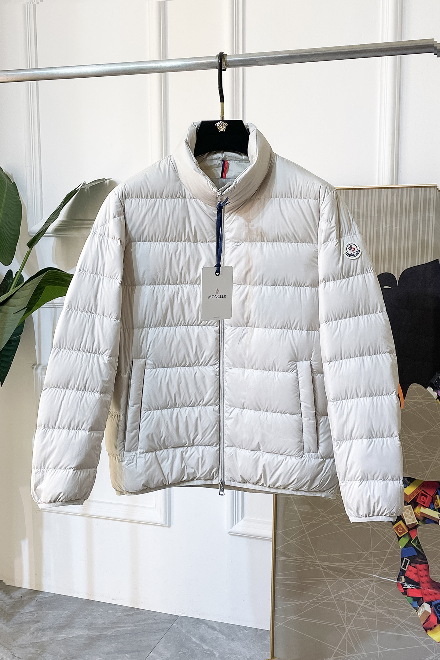 NO:597177,Mouth -  2025 new winter men's down jacket, high-quality design, is a must-have for any man, handsome and handsome. Heavy craftsmanship, 90 down filling, but the fashion stance remains firm, first-class texture, crisp and slim. Classic lapel down, mature and stable style, fine texture, good gloss, and very clear texture, simple and elegant style, strong fashion, version leading the current trend, the upper body effect is very good, the fabric is novel and soft to the touch  Fearless and changeable, blooming in comfort and uniqueness. Calmly and confidently walk the way of urban men's spring clothing. Multi-touch fabric selection, showing the eclectic charm. The upper body will not have any wrinkles, the shape is excellent, the upper body is stylish and handsome, the customized accessories are iconic, and the details determine success or failure. Colors and colors, sizes 48 - 56, can be worn up to 190 pounds.,, Moncler, jackets & coats, down jacket, alexander wang19860909蒙口 - 2025年冬季新款男士羽绒服外套,高品质设计,是任何男人都必备的王牌好货,帅气爆表.重工艺直冲工艺,90绒填充,但时尚立场坚挺如故,质感一流,挺括修身.经典翻领的羽绒,成熟稳重风,质感细腻,光泽感佳,且纹理非常清晰,款式简洁大气,时尚度强、版型引领当前趋势,上身效果非常好,面料新颖,手感软 无畏多变,舒适与独特中绽放.从容、自信游走都市型男春装之道.多重触感的面料选择,彰显不拘一格的魅力上身不会有任何褶皱,版型极好,上身有型帅气,定制辅料带有标志性,细节决定成败.颜色图色 尺码48 - 56 最大可穿到190斤.,,Moncler,jackets & coats,down jacket,alexander wang,Men's clothing