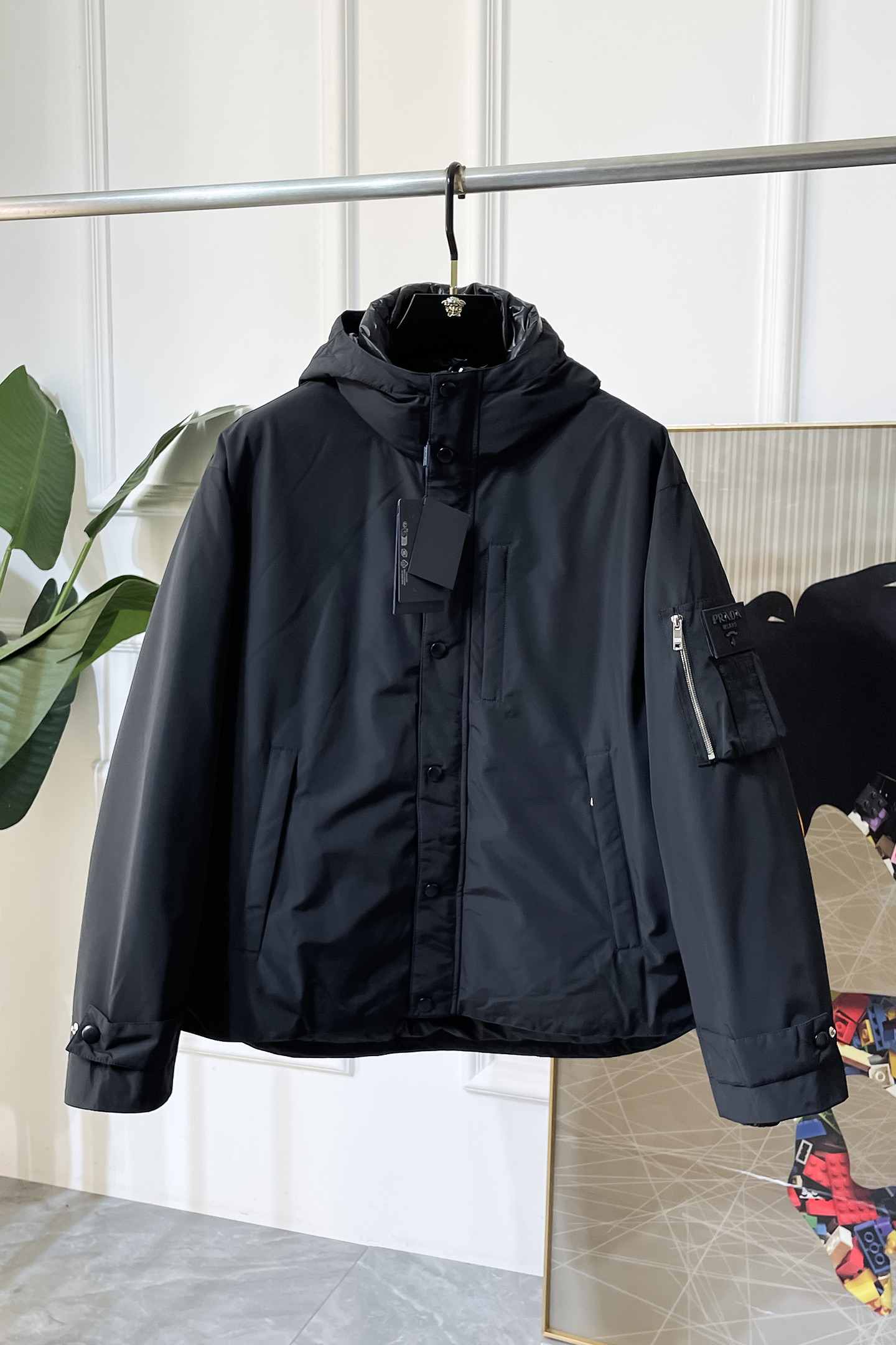 NO:597189,Prada -  2025 new winter men's goose down down jacket, high-quality design, is a must-have for any man, handsome and handsome. Heavy craftsmanship, 90% goose down filling, but the fashion stance remains firm, first-class texture, crisp and slim fit. Classic lapel down, mature and stable style, fine texture, good gloss, and very clear texture, simple and elegant style, strong fashion, and version leading the current trend, the upper body effect is very good, the fabric is novel and soft to the touch  Fearless and changeable, blooming in comfort and uniqueness. Calmly and confidently walk the way of urban men's spring clothing. Multi-touch fabric selection, showing the eclectic charm. The upper body will not have any wrinkles, the fit is excellent, the upper body is stylish and handsome, the customized accessories are iconic, and the details determine success or failure. Colors and colors, sizes 48 - 56, can be worn up to 190 pounds.,, prada, jackets & coats, down jacket, alexander wang19860909普拉达 - 2025年冬季新款男士鹅绒羽绒服外套,高品质设计,是任何男人都必备的王牌好货,帅气爆表.重工艺直冲工艺,90鹅绒填充,但时尚立场坚挺如故,质感一流,挺括修身.经典翻领的羽绒,成熟稳重风,质感细腻,光泽感佳,且纹理非常清晰,款式简洁大气,时尚度强、版型引领当前趋势,上身效果非常好,面料新颖,手感软 无畏多变,舒适与独特中绽放.从容、自信游走都市型男春装之道.多重触感的面料选择,彰显不拘一格的魅力上身不会有任何褶皱,版型极好,上身有型帅气,定制辅料带有标志性,细节决定成败.颜色图色 尺码48 - 56 最大可穿到190斤.,,prada,jackets & coats,down jacket,alexander wang,Men's clothing