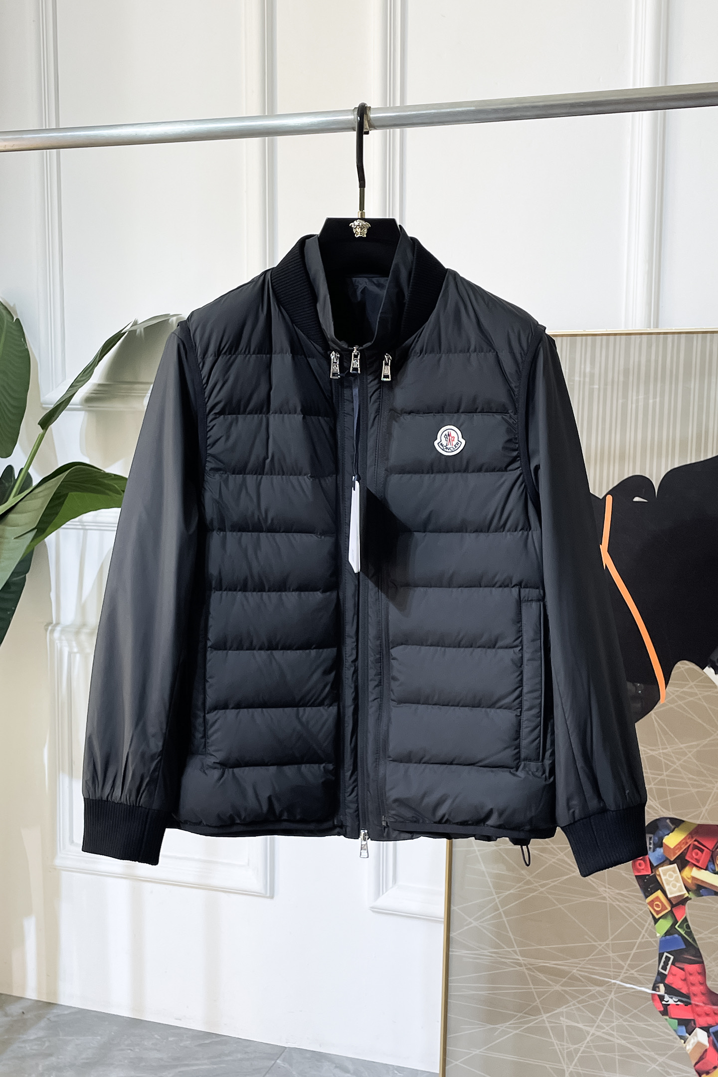 NO:600476,High version!  Pay attention to details and contrast the muzzle - 2025 new winter men's two-piece down jacket, the down vest is removable, 3 wears in one suit!  High-quality design, a must-have for any man, handsome and handsome. Heavy craftsmanship, 90 down filling, but the fashion stance is as strong as ever, first-class texture, crisp and slim. Classic lapel down, mature and stable style, fine texture, good gloss, and very clear texture, simple and elegant style, strong fashion, version leading the current trend, very good upper body effect, novel fabric, soft hand feel  Fearless and changeable, blooming in comfort and uniqueness. Calmly and confidently walk the way of urban men's spring clothing. Multi-touch fabric selection, showing the eclectic charm. The upper body will not have any wrinkles, the shape is excellent, the upper body is stylish and handsome, the customized accessories are iconic, and the details determine success or failure. Colors and colors, sizes 48 - 56, can be worn up to 190 pounds.,, Moncler, jackets & coats, down jacket, alexander wang19860909高版本！注意细节对比蒙口 - 2025年冬季新款男士两件套羽绒服外套,羽绒马甲可拆卸,一衣的3穿！高品质设计,是任何男人都必备的王牌好货,帅气爆表.重工艺直冲工艺,90绒填充,但时尚立场坚挺如故,质感一流,挺括修身.经典翻领的羽绒,成熟稳重风,质感细腻,光泽感佳,且纹理非常清晰,款式简洁大气,时尚度强、版型引领当前趋势,上身效果非常好,面料新颖,手感软 无畏多变,舒适与独特中绽放.从容、自信游走都市型男春装之道.多重触感的面料选择,彰显不拘一格的魅力上身不会有任何褶皱,版型极好,上身有型帅气,定制辅料带有标志性,细节决定成败.颜色图色 尺码48 - 56 最大可穿到190斤.,,Moncler,jackets & coats,down jacket,alexander wang,Men's clothing