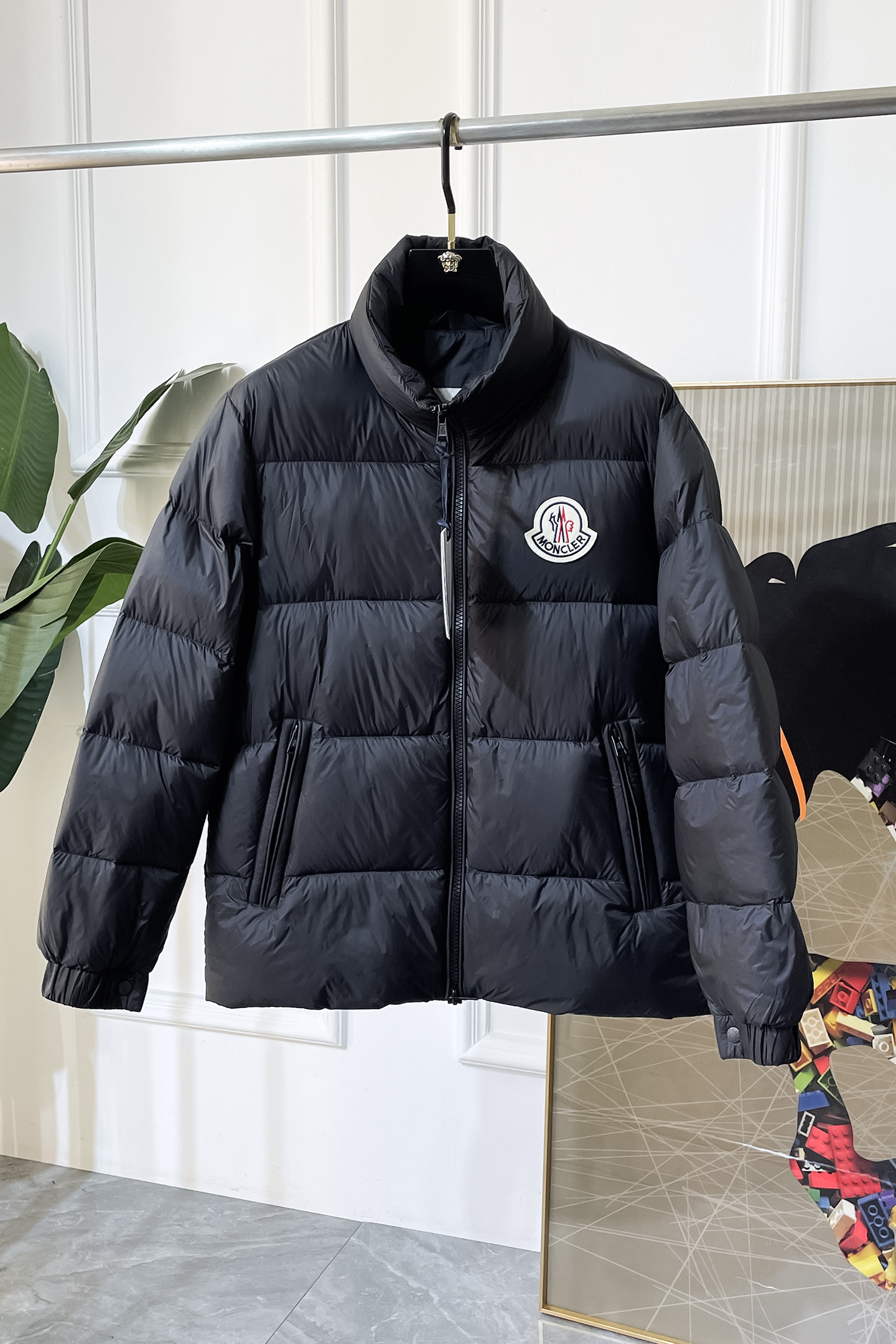 NO:600446,Mouth -  2025 new winter men's goose down down jacket, high-quality design, is a must-have for any man, handsome and handsome. Heavy craftsmanship, 90 down filling, but the fashion stance remains firm, first-class texture, crisp and slim. Classic lapel down, mature and stable style, fine texture, good gloss, and very clear texture, simple and elegant style, strong fashion, version leads the current trend, the upper body effect is very good, the fabric is novel and soft to the touch  Fearless and changeable, blooming in comfort and uniqueness. Calmly and confidently walk the way of urban men's spring clothing. Multi-touch fabric selection, showing the eclectic charm. The upper body will not have any wrinkles, the shape is excellent, the upper body is stylish and handsome, the customized accessories are iconic, and the details determine success or failure. Colors and colors, sizes 48 - 56, can be worn up to 190 pounds.,, Moncler, jackets & coats, down jacket, alexander wang19860909蒙口 - 2025年冬季新款男士鹅绒羽绒服外套,高品质设计,是任何男人都必备的王牌好货,帅气爆表.重工艺直冲工艺,90绒填充,但时尚立场坚挺如故,质感一流,挺括修身.经典翻领的羽绒,成熟稳重风,质感细腻,光泽感佳,且纹理非常清晰,款式简洁大气,时尚度强、版型引领当前趋势,上身效果非常好,面料新颖,手感软 无畏多变,舒适与独特中绽放.从容、自信游走都市型男春装之道.多重触感的面料选择,彰显不拘一格的魅力上身不会有任何褶皱,版型极好,上身有型帅气,定制辅料带有标志性,细节决定成败.颜色图色 尺码48 - 56 最大可穿到190斤.,,Moncler,jackets & coats,down jacket,alexander wang,Men's clothing