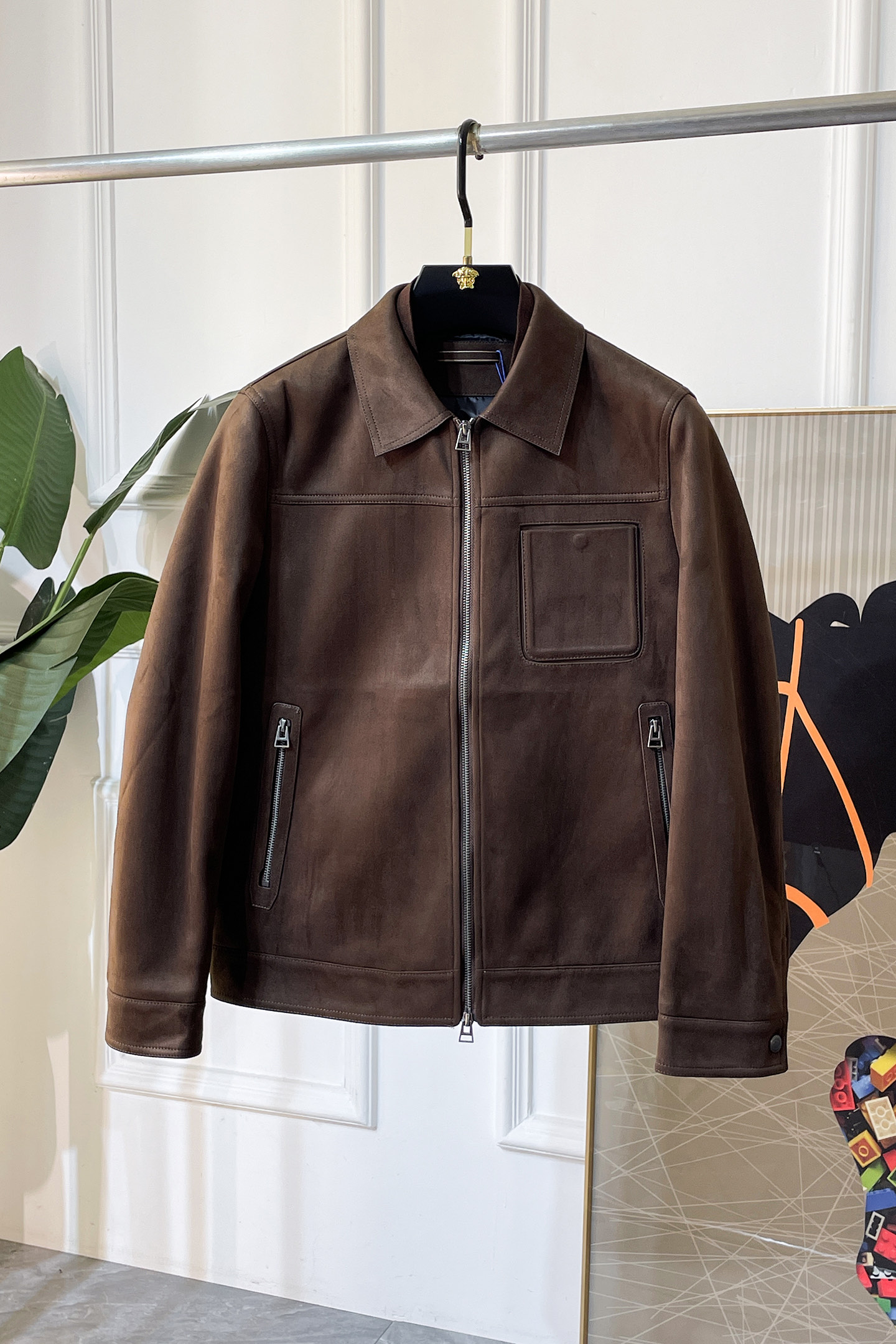 NO:600479,Genia -  2025 new winter men's down jacket, high-quality design, is a must-have for any man, handsome and handsome. Heavy craftsmanship, 90 down filling, but the fashion stance remains firm, first-class texture, crisp and slim. Classic lapel down, mature and stable style, fine texture, good gloss, and very clear texture, simple and elegant style, strong fashion, version leading the current trend, the upper body effect is very good, the fabric is novel and soft to the touch  Fearless and changeable, blooming in comfort and uniqueness. Calmly and confidently walk the way of urban men's spring clothing. Multi-touch fabric selection, showing the eclectic charm. The upper body will not have any wrinkles, the fit is excellent, the upper body is stylish and handsome, the customized accessories are iconic, and the details determine success or failure. Colors and colors, sizes 48 - 56, can be worn up to 190 pounds.,,zegna,jackets & coats,down jacket,alexander wang19860909杰尼娅 - 2025年冬季新款男士羽绒服外套,高品质设计,是任何男人都必备的王牌好货,帅气爆表.重工艺直冲工艺,90绒填充,但时尚立场坚挺如故,质感一流,挺括修身.经典翻领的羽绒,成熟稳重风,质感细腻,光泽感佳,且纹理非常清晰,款式简洁大气,时尚度强、版型引领当前趋势,上身效果非常好,面料新颖,手感软 无畏多变,舒适与独特中绽放.从容、自信游走都市型男春装之道.多重触感的面料选择,彰显不拘一格的魅力上身不会有任何褶皱,版型极好,上身有型帅气,定制辅料带有标志性,细节决定成败.颜色图色 尺码48 - 56 最大可穿到190斤.,,zegna,jackets & coats,down jacket,alexander wang,Men's clothing