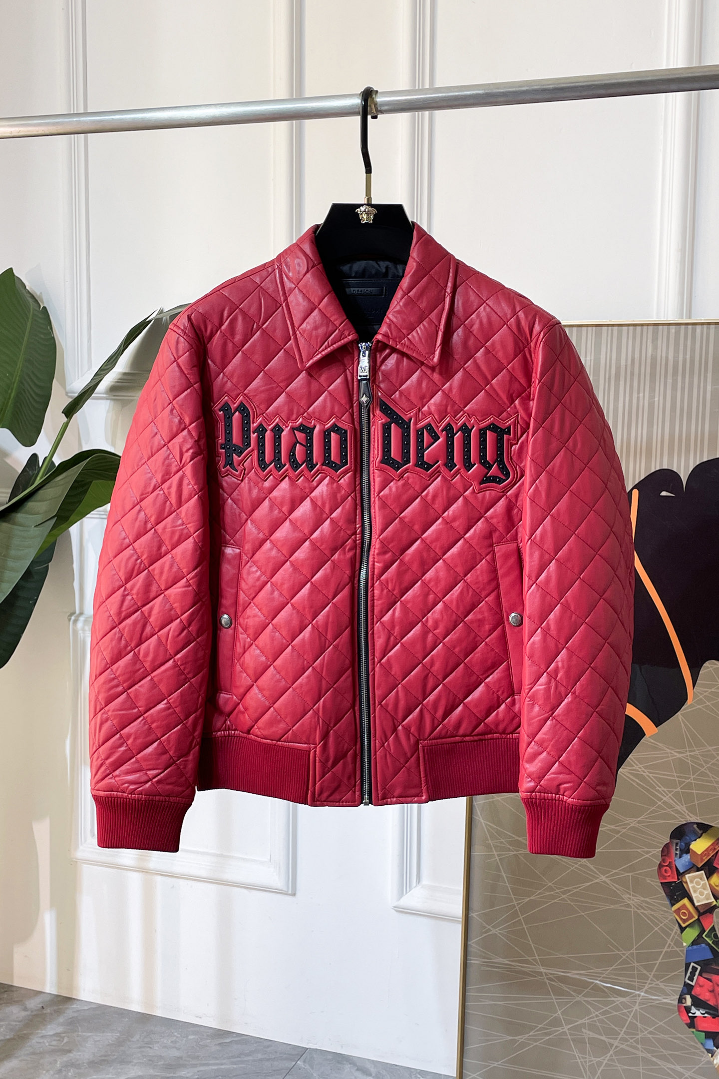 NO:599283,LV-  2025 new winter PU leather down jacket, high-quality design, is a must-have for any man, handsome and handsome. Heavy craftsmanship, 90 down filling, but the fashion stance remains firm, first-class texture, crisp and slim. Classic lapel down, mature and stable style, fine texture, good gloss, and very clear texture, simple and elegant style, strong fashion, version leads the current trend, the upper body effect is very good, the fabric is novel and soft to the touch  Fearless and changeable, blooming in comfort and uniqueness. Calmly and confidently walk the way of urban men's spring clothing. Multi-touch fabric selection, showing the eclectic charm. The upper body will not have any wrinkles, the fit is excellent, the upper body is stylish and handsome, the customized accessories are iconic, and the details determine success or failure. Colors and colors, sizes 48 - 56, can be worn up to 190 pounds.,, louis vuitton, jackets & coats, jacket, alexander wangdown19860909LV- 2025年冬季新款PU皮羽绒服外套,高品质设计,是任何男人都必备的王牌好货,帅气爆表.重工艺直冲工艺,90绒填充,但时尚立场坚挺如故,质感一流,挺括修身.经典翻领的羽绒,成熟稳重风,质感细腻,光泽感佳,且纹理非常清晰,款式简洁大气,时尚度强、版型引领当前趋势,上身效果非常好,面料新颖,手感软 无畏多变,舒适与独特中绽放.从容、自信游走都市型男春装之道.多重触感的面料选择,彰显不拘一格的魅力上身不会有任何褶皱,版型极好,上身有型帅气,定制辅料带有标志性,细节决定成败.颜色图色 尺码48 - 56 最大可穿到190斤.,,louis vuitton,jackets & coats,down jacket,alexander wang,Men's clothing