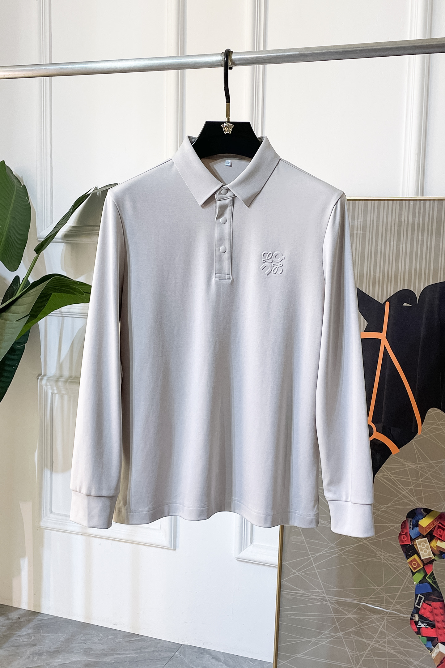 NO:601502,Luo Yiwei - 2025SS Autumn and Winter counter's popular polo long-sleeved T-shirt, casual and fashionable outer wear, a must-have for inner wear, customized imported high-grade cotton fabric, the fabric has a delicate feel, close to the body and is comfortable without digging into the flesh, and the upper body has a good shape. It is warm to wear, and the counter logo design is very unique. The original quality and craftsmanship are definitely the highest version on the market. The top original version is great to wear. It is soft and crisp, not easy to deform. The seams and seams are very rigorous and elegant.  Absolutely a first-line OEM requirement!  Don’t miss it, male gods!  Size M-3XL can wear up to 200 pounds!  ,,tees,t-shirt,alexander wang19860909罗薏葳 - 2025ss秋冬专柜大爆款polo长袖T恤,休闲时尚外穿 内搭必备款,定制进口高级棉面料,面料手感细腻,贴身舒适不扎肉,上身版型好 穿着保暖,专柜标志设计非常独特,原版品质与工艺 绝对市场最高版本 顶级原版穿着超赞 柔顺挺括,不易变形.锁边缝盘都非常严谨考究 绝对一线代工要求！男神们别错过！ 尺码 M-3XL 最大可穿200斤！,,tees，t-shirt,alexander wang,Men's clothing