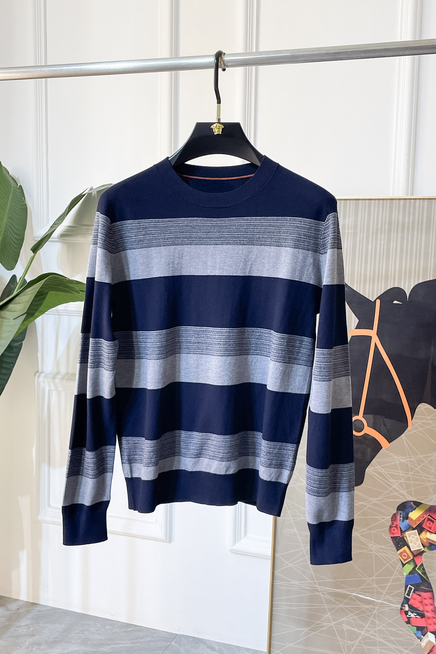 NO:599278,LP Noyo - 2025ss Autumn and Winter counter's popular knitted sweater, casual and fashionable outer wear, a must-have for inner wear, custom-made imported sheep wool fabric, the fabric has a delicate feel, close to the body and is comfortable without digging into the flesh, and the upper body has a good shape. It is warm to wear, and the counter logo design is very unique. The original quality and craftsmanship are definitely the highest version in the market. The top original version is awesome to wear. It is soft and crisp, not easy to deform. The seams and seams are very rigorous and elegant. Absolute first-line OEM requirements!  Don’t miss it, male gods!  Size M-3XL,,loro piana,alexander wang19860909LP诺悠 - 2025ss秋冬专柜大爆款针织毛衫,休闲时尚外穿 内搭必备款,定制进口绵羊毛面料,面料手感细腻,贴身舒适不扎肉,上身版型好 穿着保暖,专柜标志设计非常独特,原版品质与工艺 绝对市场最高版本 顶级原版穿着超赞 柔顺挺括,不易变形.锁边缝盘都非常严谨考究 绝对一线代工要求！男神们别错过！ 尺码 M-3XL,,loro piana,alexander wang,Men's clothing