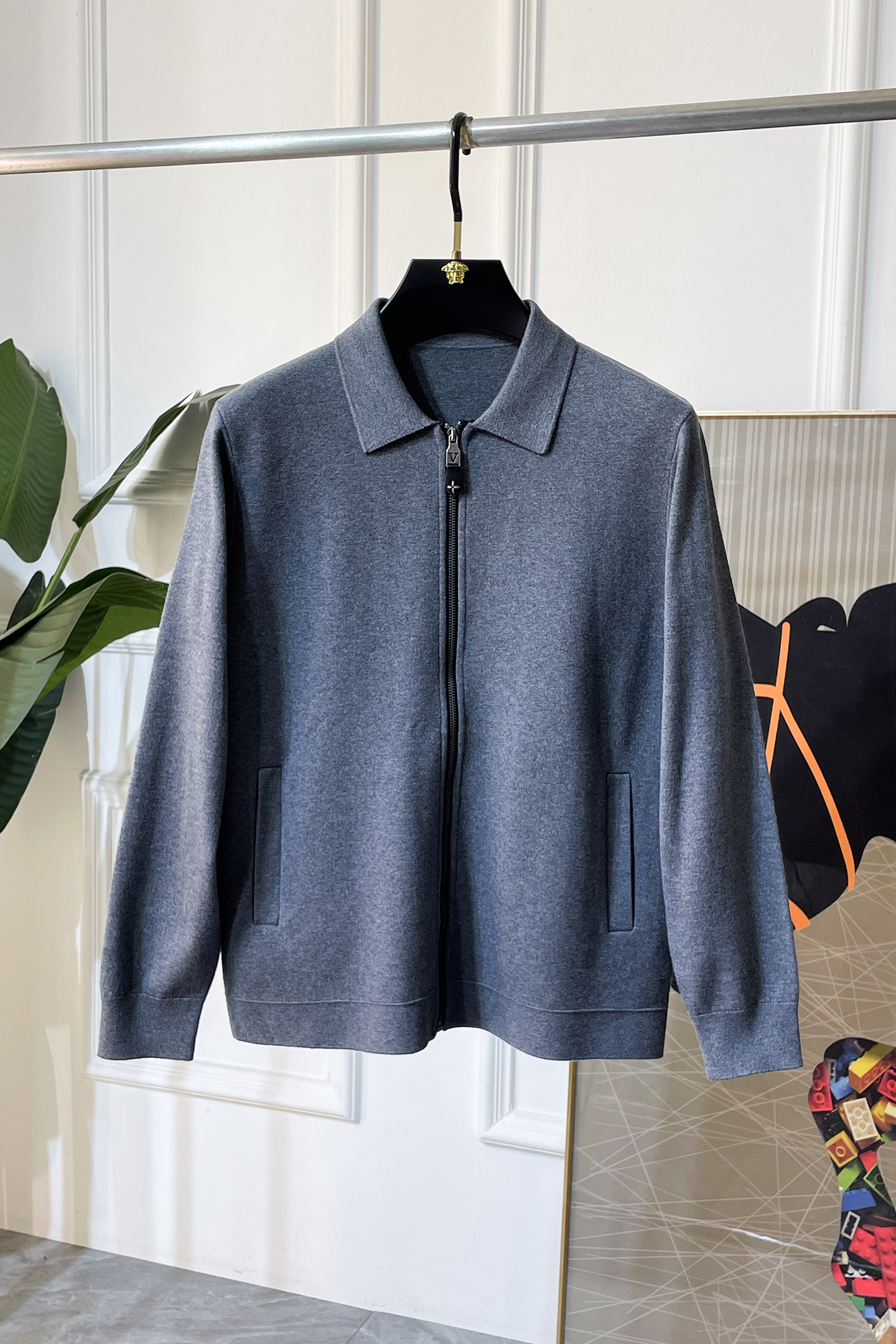 NO:601512,LV-  2025 new autumn and winter men's wool knitted cardigan jacket. The hot-selling item is on sale at the counter, and every major fashion buyer star has a versatile item. It is simple and fashionable, and the upper body is full of gentleman style. The whole sweater is not only exquisite in texture, but also in fine workmanship.  The fine workmanship is even and neat. The overall beauty and elegance ensure that the silhouette of the clothes is not easily deformed. The custom-made wool fabric is neither very loose nor very tight, and has very good recovery properties. A fashion item that is both cold-resistant and fashionable in autumn and winter. m-3XL,, louis  vuitton,jackets & coats,sweaters,alexander wang19860909LV- 2025秋冬新款男士羊毛针织开衫外套.专柜在售爆款单品,各大时尚买手明星人手一件的百搭单品.简单时尚甚是好看,上身绅士范十足.整件毛衣不单纹理工艺精美,走线更是精工细作均匀整齐.整体美观大方保证了衣服的廓形不易变形.定制羊毛面料,既不会很宽松也不会很紧绷,恢复性非常好.秋冬御寒与时尚兼备的一款时装单品.m-3XL,,louis vuitton,jackets & coats,sweaters,alexander wang,Men's clothing