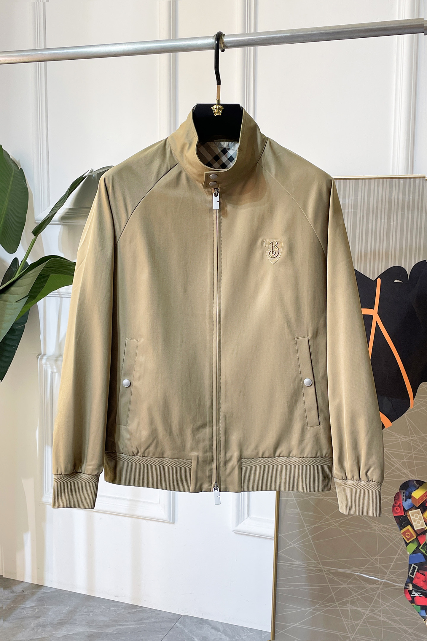 NO:601508,Burberry - 2025ss autumn and winter hot style boutique jacket, customized high-quality polyester fiber fabric!  Logo design with top fashion big-name elements, complete with three standards!  Original hardware accessories, smooth lines, exquisite craftsmanship, awesome upper body shape, comfortable fabrics, windproof and warm, it is very fashionable, handsome and a must-have for casual and fashionable men with any combination!  Sizes M-3XL can fit up to 190 pounds!  ,,burberry,jackets & coats,jackets & coats,alexander wang19860909巴宝莉 - 2025ss秋冬大爆款精品夹克外套,定制高品质聚酯纤维面料！顶级时尚大牌元素logo设计,三标齐全！原版五金辅料,线条流畅,工艺精致,上身版型超赞,面料舒适,挡风保暖,随意搭配都非常时尚帅气休闲时尚男仕必备款哦！尺码M-3XL 最大可穿190斤！,,burberry,jackets & coats,jackets & coats,alexander wang,Men's clothing