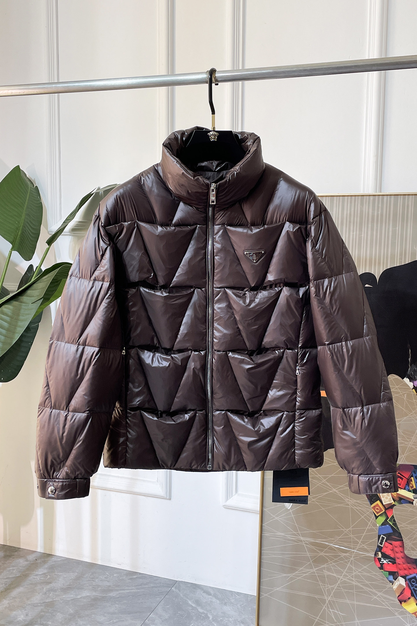 NO:595155,Prada -  2025 new winter men's goose down down jacket, high-quality design, is a must-have for any man, handsome and handsome. Heavy craftsmanship, 90% goose down filling, but the fashion stance remains firm, first-class texture, crisp and slim fit. Classic lapel down, mature and stable style, fine texture, good gloss, and very clear texture, simple and elegant style, strong fashion, and version leading the current trend, the upper body effect is very good, the fabric is novel and soft to the touch  Fearless and changeable, blooming in comfort and uniqueness. Calmly and confidently walk the way of urban men's spring clothing. Multi-touch fabric selection, showing the eclectic charm. The upper body will not have any wrinkles, the fit is excellent, the upper body is stylish and handsome, the customized accessories are iconic, and the details determine success or failure. Colors and colors, sizes 48 - 56, can be worn up to 190 pounds.,, prada, jackets & coats, down jacket, alexander wang19860909普拉达 - 2025年冬季新款男士鹅绒羽绒服外套,高品质设计,是任何男人都必备的王牌好货,帅气爆表.重工艺直冲工艺,90鹅绒填充,但时尚立场坚挺如故,质感一流,挺括修身.经典翻领的羽绒,成熟稳重风,质感细腻,光泽感佳,且纹理非常清晰,款式简洁大气,时尚度强、版型引领当前趋势,上身效果非常好,面料新颖,手感软 无畏多变,舒适与独特中绽放.从容、自信游走都市型男春装之道.多重触感的面料选择,彰显不拘一格的魅力上身不会有任何褶皱,版型极好,上身有型帅气,定制辅料带有标志性,细节决定成败.颜色图色 尺码48 - 56 最大可穿到190斤.,,prada,jackets & coats,down jacket,alexander wang,Men's clothing