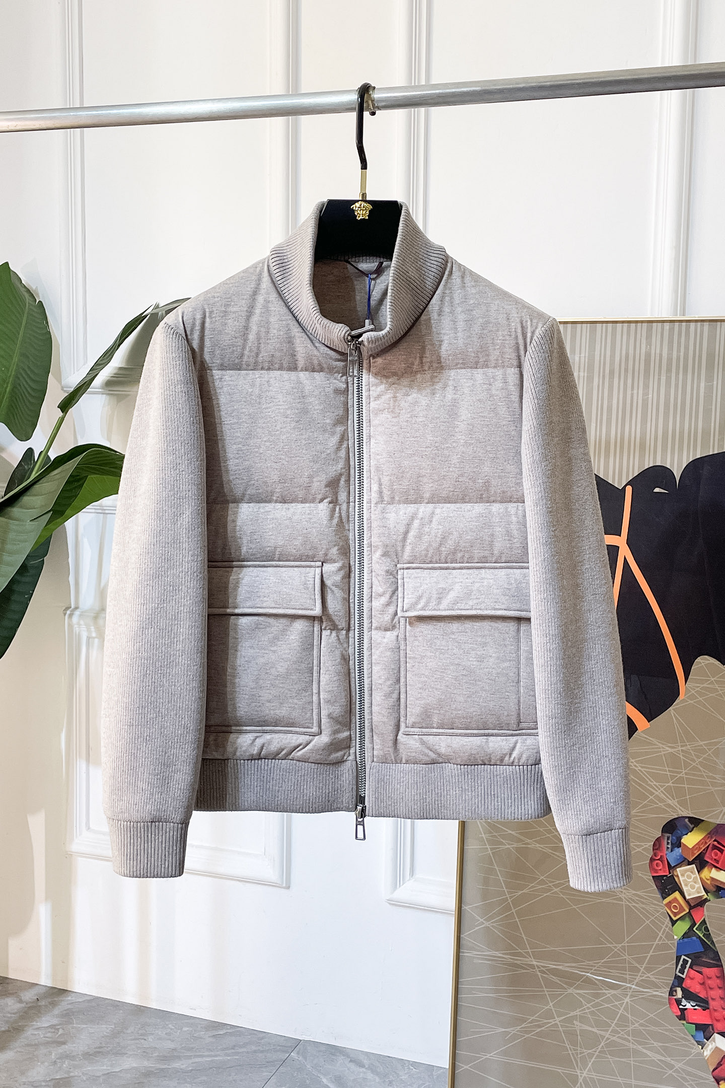 NO:600443,LP Noyo -  2025 new winter men's down jacket, high-quality design, is a must-have for any man, handsome and handsome. Heavy craftsmanship, 90 down filling, but the fashion stance remains firm, first-class texture, crisp and slim. Classic lapel down, mature and stable style, fine texture, good gloss, and very clear texture, simple and elegant style, strong fashion, version leading the current trend, the upper body effect is very good, the fabric is novel and soft to the touch  Fearless and changeable, blooming in comfort and uniqueness. Calmly and confidently walk the way of urban men's spring clothing. Multi-touch fabric selection, showing the eclectic charm. The upper body will not have any wrinkles, the shape is excellent, the upper body is stylish and handsome, the customized accessories are iconic, and the details determine success or failure. Color picture size 48 - 56 can be worn up to 190 pounds.,,loro piana,jackets & coats,down jacket,alexander wang19860909LP诺悠 - 2025年冬季新款男士羽绒服外套,高品质设计,是任何男人都必备的王牌好货,帅气爆表.重工艺直冲工艺,90绒填充,但时尚立场坚挺如故,质感一流,挺括修身.经典翻领的羽绒,成熟稳重风,质感细腻,光泽感佳,且纹理非常清晰,款式简洁大气,时尚度强、版型引领当前趋势,上身效果非常好,面料新颖,手感软 无畏多变,舒适与独特中绽放.从容、自信游走都市型男春装之道.多重触感的面料选择,彰显不拘一格的魅力上身不会有任何褶皱,版型极好,上身有型帅气,定制辅料带有标志性,细节决定成败.颜色图色 尺码48 - 56 最大可穿到190斤.,,loro piana,jackets & coats,down jacket,alexander wang,Men's clothing