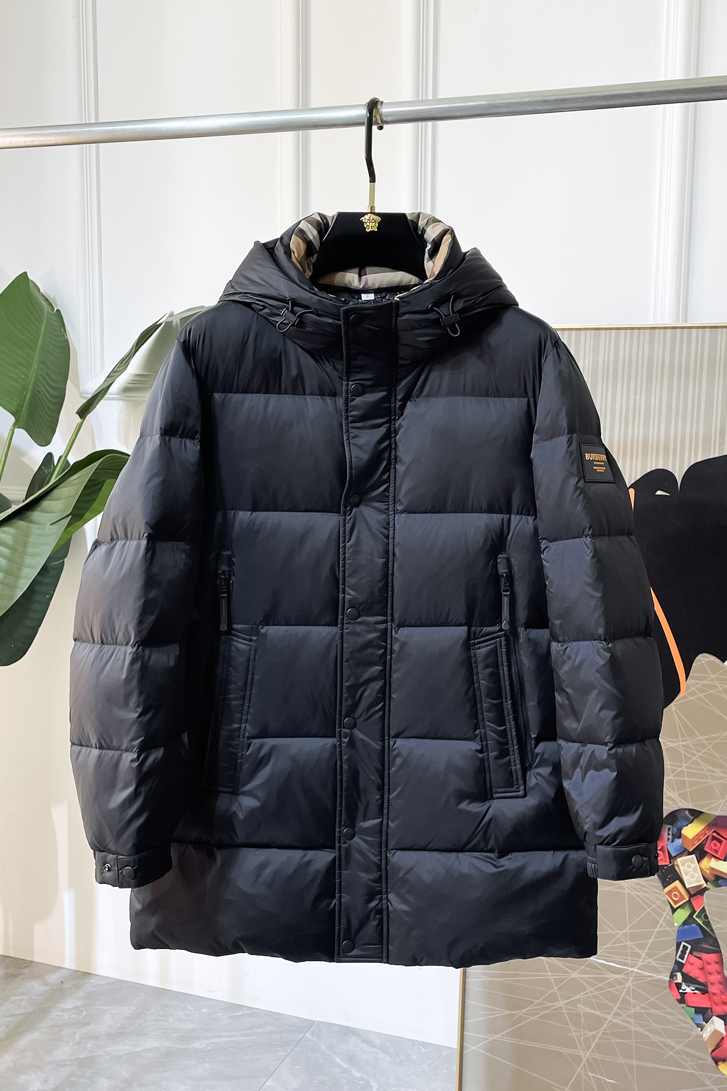 NO:598325,The highest version!  Pay attention to details compared to LV -  2025 new winter men's goose down down jacket, high-quality design, is a must-have for any man, handsome and handsome. Heavy craftsmanship, 90% goose down filling, but the fashion stance remains firm, first-class texture, crisp and slim fit. Classic lapel down, mature and stable style, fine texture, good gloss, and very clear texture, simple and elegant style, strong fashion, and version leading the current trend, the upper body effect is very good, the fabric is novel and soft to the touch  Fearless and changeable, blooming in comfort and uniqueness. Calmly and confidently walk the way of urban men's spring clothing. Multi-touch fabric selection, showing the eclectic charm. The upper body will not have any wrinkles, the fit is excellent, the upper body is stylish and handsome, the customized accessories are iconic, and the details determine success or failure. Colors and colors, sizes 48 - 56, can be worn up to 190 pounds.,, louis vuitton, jackets & coats, jacket, alexander wangdown19860909最高版本！注意细节对比LV - 2025年冬季新款男士鹅绒羽绒服外套,高品质设计,是任何男人都必备的王牌好货,帅气爆表.重工艺直冲工艺,90鹅绒填充,但时尚立场坚挺如故,质感一流,挺括修身.经典翻领的羽绒,成熟稳重风,质感细腻,光泽感佳,且纹理非常清晰,款式简洁大气,时尚度强、版型引领当前趋势,上身效果非常好,面料新颖,手感软 无畏多变,舒适与独特中绽放.从容、自信游走都市型男春装之道.多重触感的面料选择,彰显不拘一格的魅力上身不会有任何褶皱,版型极好,上身有型帅气,定制辅料带有标志性,细节决定成败.颜色图色 尺码48 - 56 最大可穿到190斤.,,louis vuitton,jackets & coats,down jacket,alexander wang,Men's clothing