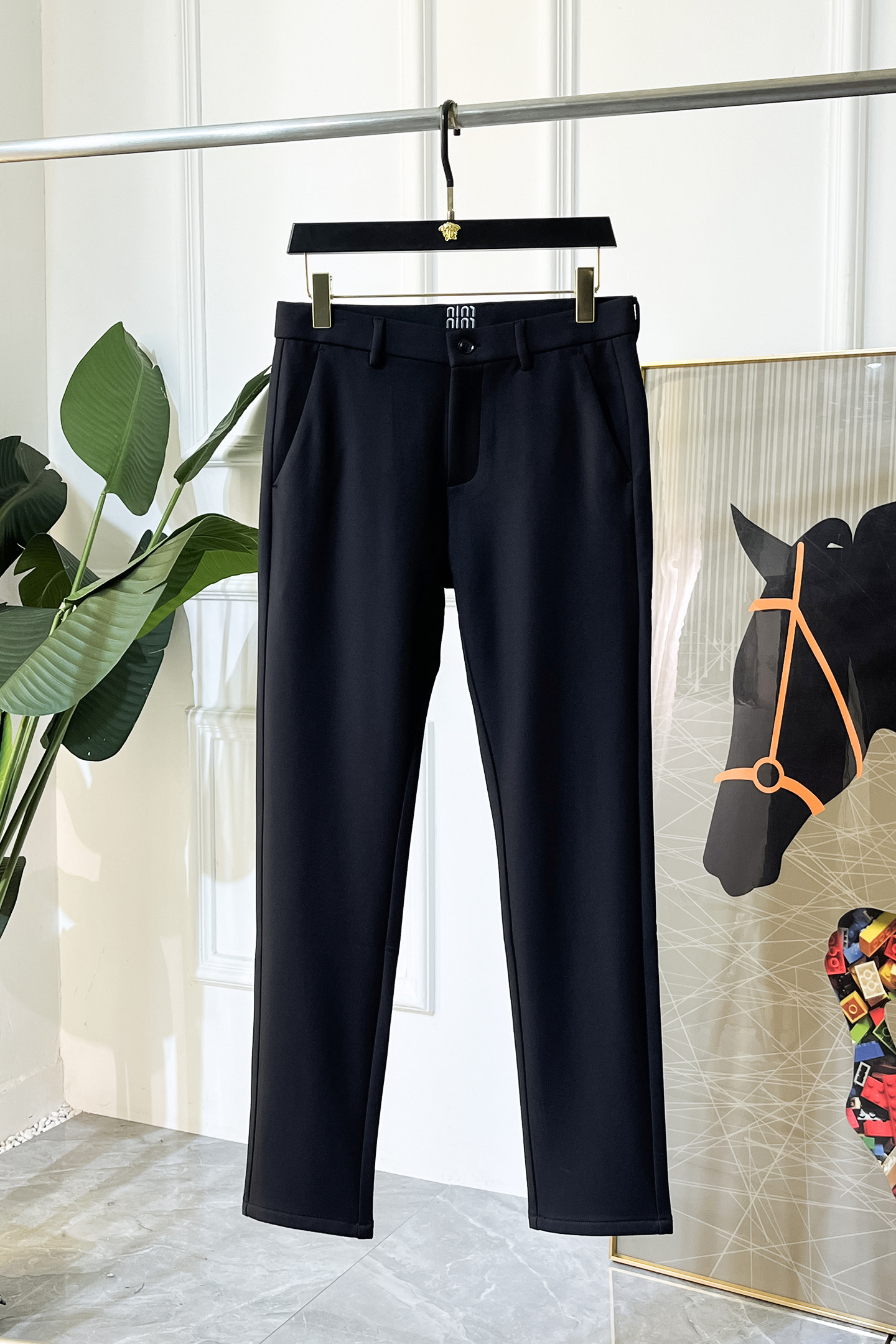 NO:598298,Miu Miu - 2025ss autumn and winter thin velvet casual pants. Made from original 1:1, the perfect choice for daily necessities, simple and elegant, fashionable and stylish, customized imported high-grade cotton fabrics, heavy washing process, complex workmanship and exquisite craftsmanship. Easily cater to the needs of the four seasons, soft and elastic to the touch, smooth and neat, original accessories and hardware, comfortable upper body, very easy to wear and durable, size 29-38,, alexander wang19860909谬谬 - 2025ss年秋冬薄绒休闲裤.原单1:1制作,日常必备的完美之选,简单大气亦时尚有型,定制进口高级棉面料 ,重工洗水工艺,做工复杂工艺精湛.轻松迎合四季需要,手感柔软带弹力,流畅利落,原版辅料五金,上身舒适非常易搭耐看码数29-38,,alexander wang,Men's clothing