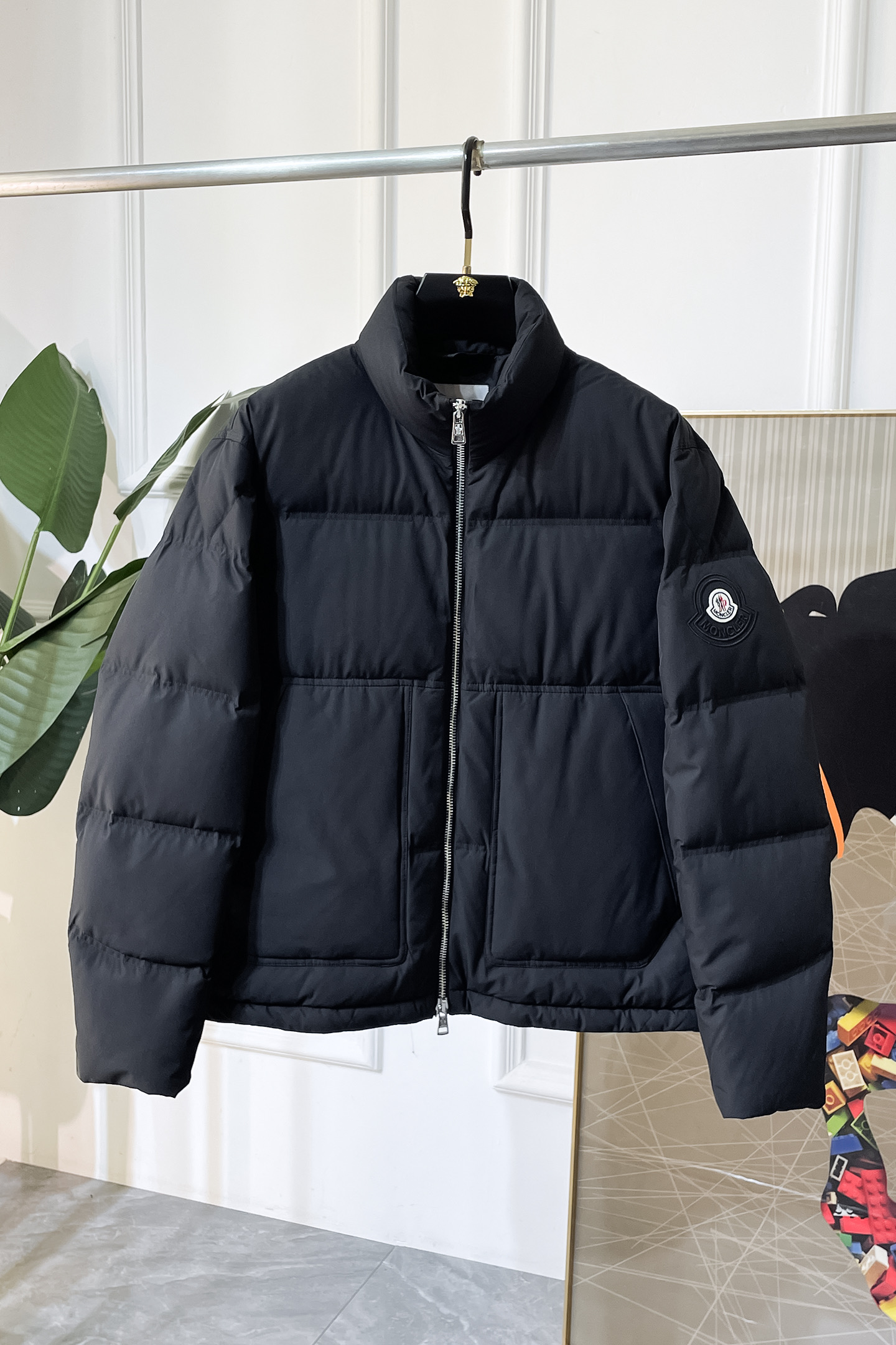 NO:598323,High version!  Mouth -  2025 new winter men's goose down down jacket, high-quality design, is a must-have for any man, handsome and handsome. Heavy craftsmanship, 90% goose down filling, but the fashion stance remains firm, first-class texture, crisp and slim fit. Classic lapel down, mature and stable style, fine texture, good gloss, and very clear texture, simple and elegant style, strong fashion, and version leading the current trend, the upper body effect is very good, the fabric is novel and soft to the touch  Fearless and changeable, blooming in comfort and uniqueness. Calmly and confidently walk the way of urban men's spring clothing. Multi-touch fabric selection, showing the eclectic charm. The upper body will not have any wrinkles, the shape is excellent, the upper body is stylish and handsome, the customized accessories are iconic, and the details determine success or failure. Colors and colors, sizes 48 - 56, can be worn up to 190 pounds.,, Moncler, jackets & coats, down jacket, alexander wang19860909高版本！蒙口 - 2025年冬季新款男士鹅绒羽绒服外套,高品质设计,是任何男人都必备的王牌好货,帅气爆表.重工艺直冲工艺,90鹅绒填充,但时尚立场坚挺如故,质感一流,挺括修身.经典翻领的羽绒,成熟稳重风,质感细腻,光泽感佳,且纹理非常清晰,款式简洁大气,时尚度强、版型引领当前趋势,上身效果非常好,面料新颖,手感软 无畏多变,舒适与独特中绽放.从容、自信游走都市型男春装之道.多重触感的面料选择,彰显不拘一格的魅力上身不会有任何褶皱,版型极好,上身有型帅气,定制辅料带有标志性,细节决定成败.颜色图色 尺码48 - 56 最大可穿到190斤.,,Moncler,jackets & coats,down jacket,alexander wang,Men's clothing