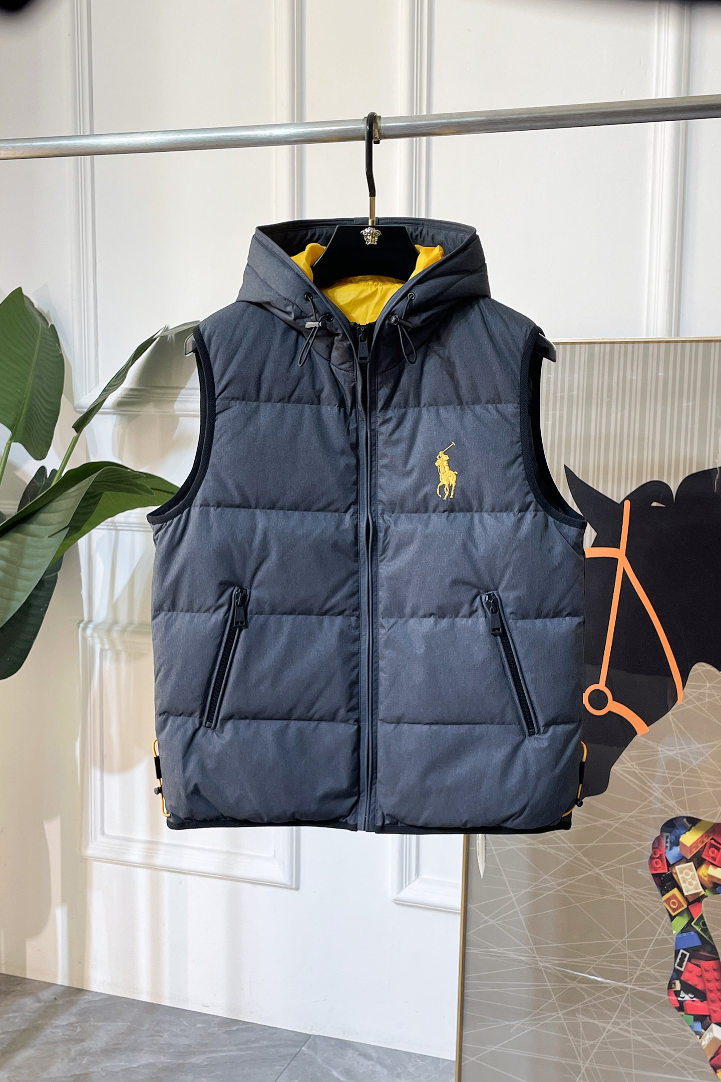 NO:601522,Brand Ralph Lauren, Paul Price Color Black Gray Size M-3XL Introducing the new autumn and winter men’s classic down vest. The hood is removable  The high-end custom-made fabrics have a delicate feel and a crisp and stylish upper body. The fabric itself has its own unique selling point. Its warmth retention, windproofness and waterproof performance are all top-notch. This year's best-selling down has a three-layer anti-drilling inner liner filled with 90% imported international new standard white duck down. It is fluffy, thick and warm, with strong resilience and no pressure to cope with the cold winter.  It has a full sense of quality. The entire sewing process of the garment is meticulous. It is a warm product that can be used for business, leisure and outdoor use.,,down jacket,hats,alexander wang19860909品牌拉芙劳伦,保罗 价格 颜色黑色 灰色 尺码M-3XL 介绍秋冬新品男士经典款羽绒马甲.帽子可拆卸 高级客供定制面料,手感细腻,上身挺括有型,其面料本身就独具卖点.保暖性,防风度,防水性能都是超一流的.今年最主打热卖的羽绒,含三层防钻毛内胆,内充90进口国际新标白鸭绒,蓬松厚实保暖,回弹力极强,应对寒冬无压力 品质感十足.整件衣服走线工艺均是精工细作.一款商务休闲户外都可驾驭的保暖胜品.,,down jacket,hats,alexander wang,Men's clothing