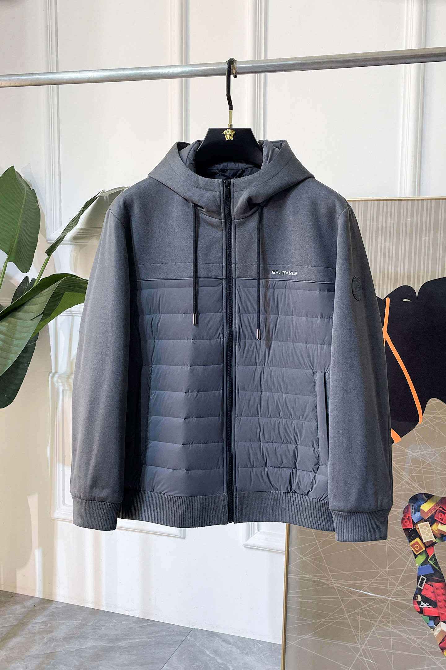 NO:599285,Givenchy-  2025 winter new spliced down jacket, high-quality design, is a must-have for any man, handsome and handsome. Heavy craftsmanship, 90 down filling, but the fashion stance remains firm, first-class texture, crisp and slim. Classic lapel down, mature and stable style, fine texture, good gloss, and very clear texture, simple and elegant style, strong fashion, version leading the current trend, the upper body effect is very good, the fabric is novel and soft to the touch  Fearless and changeable, blooming in comfort and uniqueness. Calmly and confidently walk the way of urban men's spring clothing. Multi-touch fabric selection, showing the eclectic charm. The upper body will not have any wrinkles, the fit is excellent, the upper body is stylish and handsome, the customized accessories are iconic, and the details determine success or failure. Colors and colors, sizes 48 - 56, can be worn up to 190 pounds.,,givenchy,jackets & coats,down jacket,alexander wang19860909纪梵希- 2025年冬季新款拼接羽绒服外套,高品质设计,是任何男人都必备的王牌好货,帅气爆表.重工艺直冲工艺,90绒填充,但时尚立场坚挺如故,质感一流,挺括修身.经典翻领的羽绒,成熟稳重风,质感细腻,光泽感佳,且纹理非常清晰,款式简洁大气,时尚度强、版型引领当前趋势,上身效果非常好,面料新颖,手感软 无畏多变,舒适与独特中绽放.从容、自信游走都市型男春装之道.多重触感的面料选择,彰显不拘一格的魅力上身不会有任何褶皱,版型极好,上身有型帅气,定制辅料带有标志性,细节决定成败.颜色图色 尺码48 - 56 最大可穿到190斤.,,givenchy,jackets & coats,down jacket,alexander wang,Men's clothing