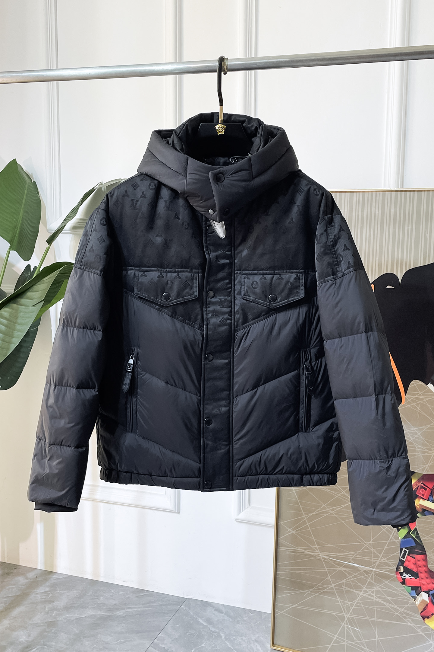 NO:601514,LV - 2025 new winter men's down jacket, high-quality design, a must-have for any man, handsome and handsome. Heavy craftsmanship, 90 down filling, but the fashion stance remains firm, first-class texture, crisp and slim. Classic lapel down, mature and stable style, fine texture, good gloss, and very clear texture, simple and elegant style, strong fashion, version leading the current trend, very good upper body effect, novel fabric, soft feel  Fearless and changeable, blooming in comfort and uniqueness. Calmly and confidently walk the way of urban men's spring clothing. Multi-touch fabric selection, showing the eclectic charm. The upper body will not have any wrinkles, the fit is excellent, the upper body is stylish and handsome, the customized accessories are iconic, and the details determine success or failure. Colors and colors, sizes 48 - 56, can be worn up to 190 pounds.,, louis vuitton, jackets & coats, jacket, alexander wangdown19860909LV - 2025年冬季新款男士羽绒服外套,高品质设计,是任何男人都必备的王牌好货,帅气爆表.重工艺直冲工艺,90绒填充,但时尚立场坚挺如故,质感一流,挺括修身.经典翻领的羽绒,成熟稳重风,质感细腻,光泽感佳,且纹理非常清晰,款式简洁大气,时尚度强、版型引领当前趋势,上身效果非常好,面料新颖,手感软 无畏多变,舒适与独特中绽放.从容、自信游走都市型男春装之道.多重触感的面料选择,彰显不拘一格的魅力上身不会有任何褶皱,版型极好,上身有型帅气,定制辅料带有标志性,细节决定成败.颜色图色 尺码48 - 56 最大可穿到190斤.,,louis vuitton,jackets & coats,down jacket,alexander wang,Men's clothing