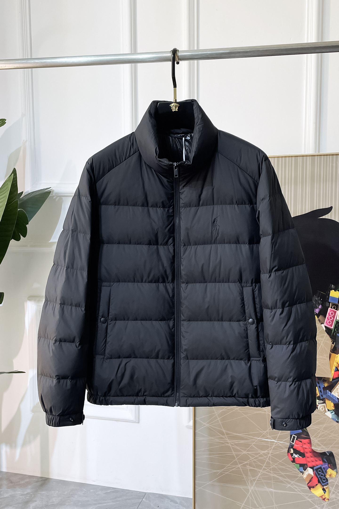 NO:601501,Paul - 2025 new winter men's down jacket, high-quality design, a must-have for any man, handsome and handsome. Heavy craftsmanship, 90 down filling, but the fashion stance remains firm, first-class texture, crisp and slim. Classic lapel down, mature and stable style, fine texture, good gloss, and very clear texture, simple and elegant style, strong fashion, version leading the current trend, very good upper body effect, novel fabric, soft feel  Fearless and changeable, blooming in comfort and uniqueness. Calmly and confidently walk the way of urban men's spring clothing. Multi-touch fabric selection, showing the eclectic charm. The upper body will not have any wrinkles, the fit is excellent, the upper body is stylish and handsome, the customized accessories are iconic, and the details determine success or failure. Colors and colors, sizes 48 - 56, can be worn up to 190 pounds.,,jackets & coats,down jacket,alexander wang19860909保罗 - 2025年冬季新款男士羽绒服外套,高品质设计,是任何男人都必备的王牌好货,帅气爆表.重工艺直冲工艺,90绒填充,但时尚立场坚挺如故,质感一流,挺括修身.经典翻领的羽绒,成熟稳重风,质感细腻,光泽感佳,且纹理非常清晰,款式简洁大气,时尚度强、版型引领当前趋势,上身效果非常好,面料新颖,手感软 无畏多变,舒适与独特中绽放.从容、自信游走都市型男春装之道.多重触感的面料选择,彰显不拘一格的魅力上身不会有任何褶皱,版型极好,上身有型帅气,定制辅料带有标志性,细节决定成败.颜色图色 尺码48 - 56 最大可穿到190斤.,,jackets & coats,down jacket,alexander wang,Men's clothing