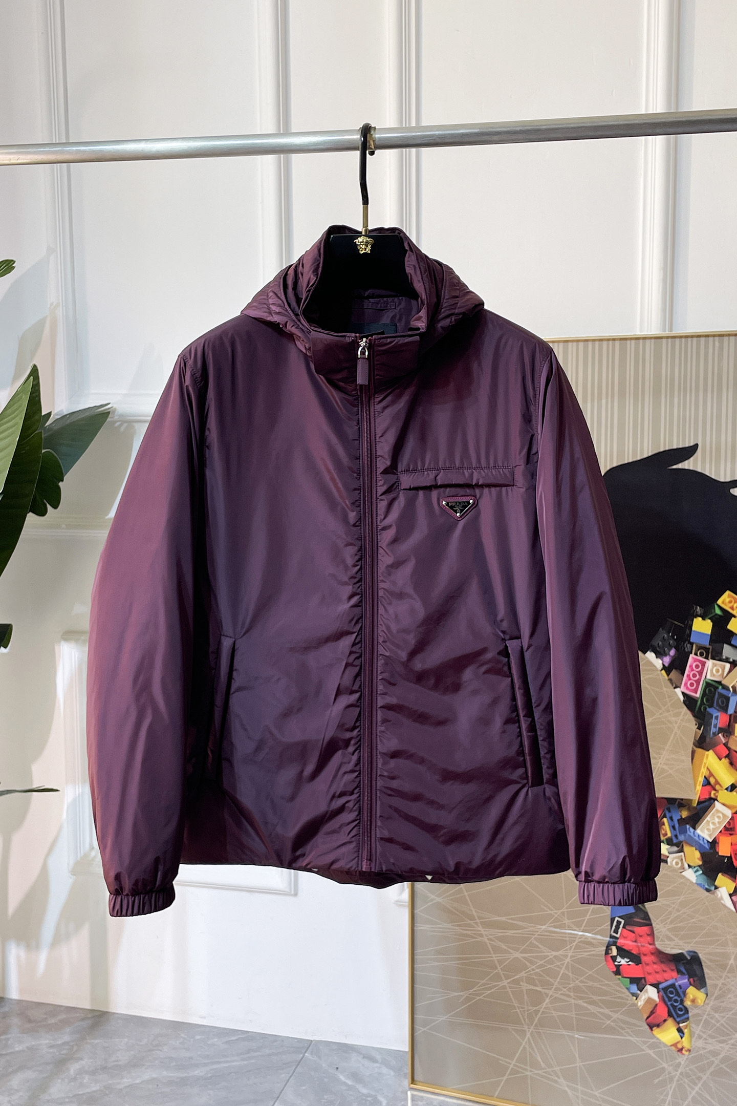 NO:598322,High version!  Prada -  2025 new winter men's down jacket, high-quality design, is a must-have for any man, handsome and handsome. Heavy craftsmanship, 90 down filling, but the fashion stance remains firm, first-class texture, crisp and slim. Classic lapel down, mature and stable style, fine texture, good gloss, and very clear texture, simple and elegant style, strong fashion, version leading the current trend, the upper body effect is very good, the fabric is novel and soft to the touch  Fearless and changeable, blooming in comfort and uniqueness. Calmly and confidently walk the way of urban men's spring clothing. Multi-touch fabric selection, showing the eclectic charm. The upper body will not have any wrinkles, the fit is excellent, the upper body is stylish and handsome, the customized accessories are iconic, and the details determine success or failure. Colors and colors, sizes 48 - 56, can be worn up to 190 pounds.,, prada, jackets & coats, down jacket, alexander wang19860909高版本！普拉达 - 2025年冬季新款男士羽绒服外套,高品质设计,是任何男人都必备的王牌好货,帅气爆表.重工艺直冲工艺,90绒填充,但时尚立场坚挺如故,质感一流,挺括修身.经典翻领的羽绒,成熟稳重风,质感细腻,光泽感佳,且纹理非常清晰,款式简洁大气,时尚度强、版型引领当前趋势,上身效果非常好,面料新颖,手感软 无畏多变,舒适与独特中绽放.从容、自信游走都市型男春装之道.多重触感的面料选择,彰显不拘一格的魅力上身不会有任何褶皱,版型极好,上身有型帅气,定制辅料带有标志性,细节决定成败.颜色图色 尺码48 - 56 最大可穿到190斤.,,prada,jackets & coats,down jacket,alexander wang,Men's clothing