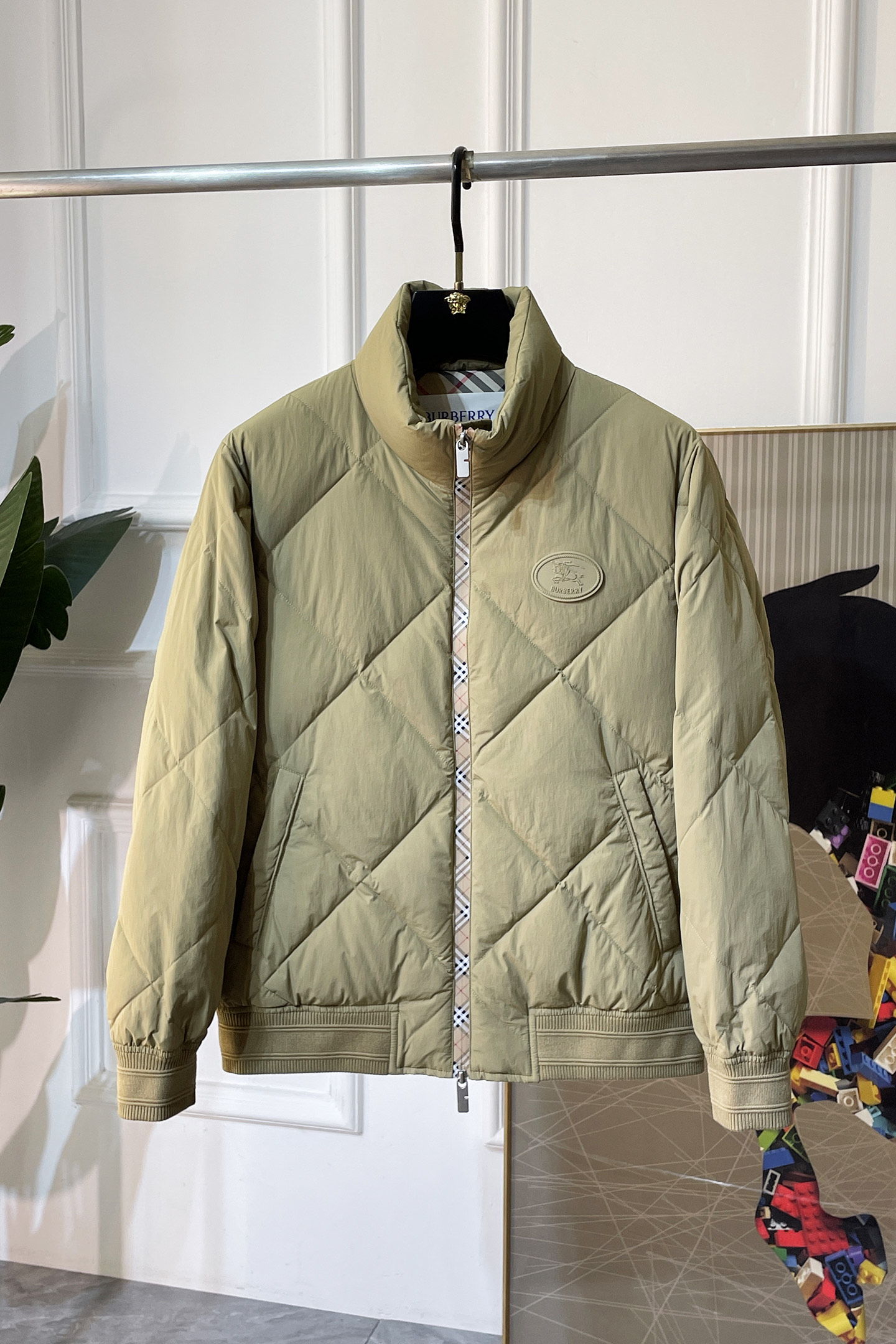 NO:600473,High version!  Pay attention to details compared to Burberry -  2025 new winter men's goose down down jacket, high-quality design, is a must-have for any man, handsome and handsome. Heavy craftsmanship, 90 down filling, but the fashion stance remains firm, first-class texture, crisp and slim. Classic lapel down, mature and stable style, fine texture, good gloss, and very clear texture, simple and elegant style, strong fashion, version leads the current trend, the upper body effect is very good, the fabric is novel and soft to the touch  Fearless and changeable, blooming in comfort and uniqueness. Calmly and confidently walk the way of urban men's spring clothing. Multi-touch fabric selection, showing the eclectic charm. The upper body will not have any wrinkles, the fit is excellent, the upper body is stylish and handsome, the customized accessories are iconic, and the details determine success or failure. Colors and colors, sizes 48 - 56, can be worn up to 190 pounds.,, burberry, jackets & coats, down jacket, alexander wang19860909高版本！注意细节对比巴宝莉 - 2025年冬季新款男士鹅绒羽绒服外套,高品质设计,是任何男人都必备的王牌好货,帅气爆表.重工艺直冲工艺,90绒填充,但时尚立场坚挺如故,质感一流,挺括修身.经典翻领的羽绒,成熟稳重风,质感细腻,光泽感佳,且纹理非常清晰,款式简洁大气,时尚度强、版型引领当前趋势,上身效果非常好,面料新颖,手感软 无畏多变,舒适与独特中绽放.从容、自信游走都市型男春装之道.多重触感的面料选择,彰显不拘一格的魅力上身不会有任何褶皱,版型极好,上身有型帅气,定制辅料带有标志性,细节决定成败.颜色图色 尺码48 - 56 最大可穿到190斤.,,burberry,jackets & coats,down jacket,alexander wang,Men's clothing