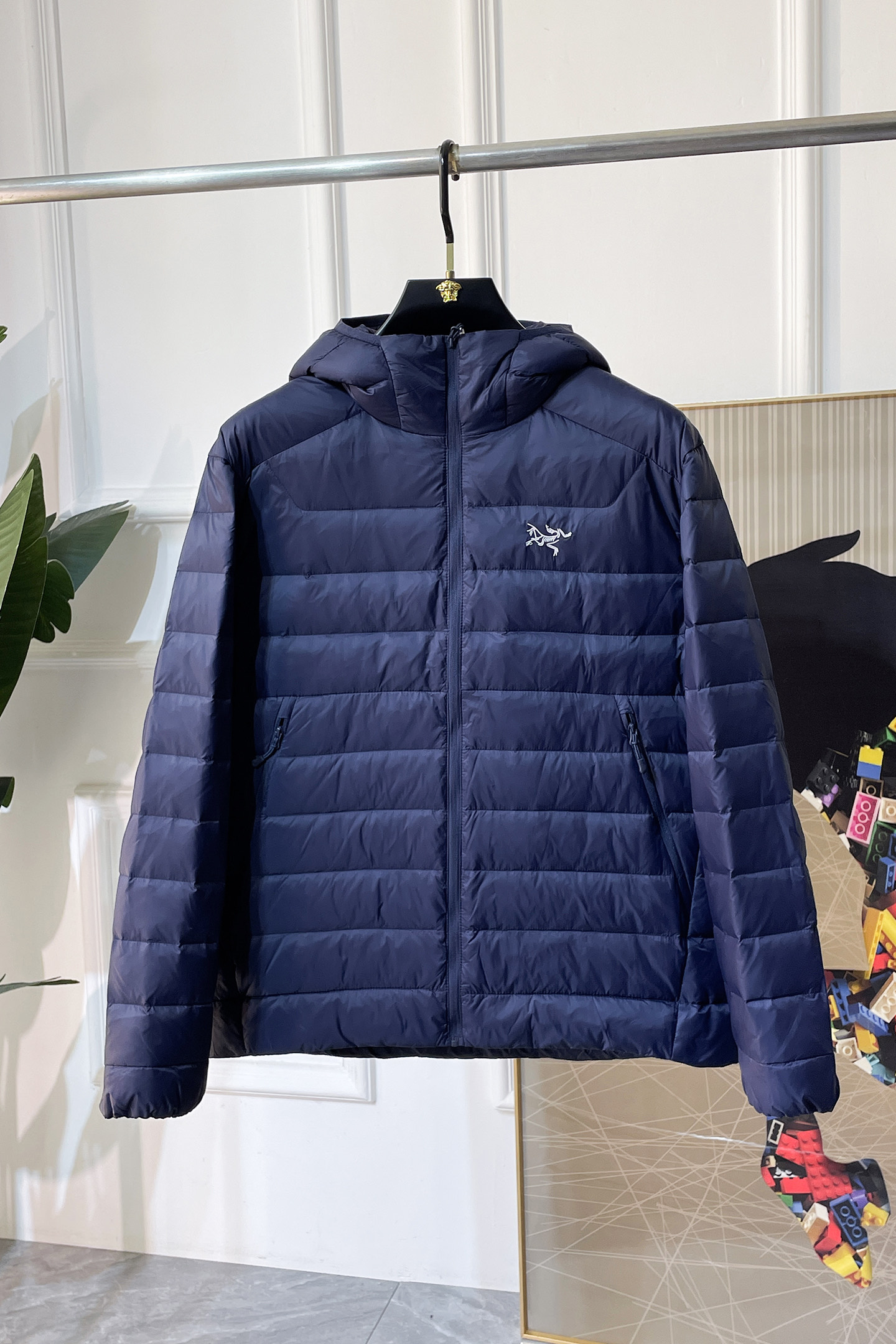 NO:601499,Shi Zuniao -  2025 new winter men's down jacket, high-quality design, is a must-have for any man, handsome and handsome. Heavy craftsmanship, 90 down filling, but the fashion stance remains firm, first-class texture, crisp and slim. Classic lapel down, mature and stable style, fine texture, good gloss, and very clear texture, simple and elegant style, strong fashion, version leading the current trend, the upper body effect is very good, the fabric is novel and soft to the touch  Fearless and changeable, blooming in comfort and uniqueness. Calmly and confidently walk the way of urban men's spring clothing. Multi-touch fabric selection, showing the eclectic charm. The upper body will not have any wrinkles, the fit is excellent, the upper body is stylish and handsome, the customized accessories are iconic, and the details determine success or failure. Colors and colors, sizes 48 - 56, can be worn up to 190 pounds.,,jackets & coats,down jacket,alexander wang19860909史祖鸟 - 2025年冬季新款男士羽绒服外套,高品质设计,是任何男人都必备的王牌好货,帅气爆表.重工艺直冲工艺,90绒填充,但时尚立场坚挺如故,质感一流,挺括修身.经典翻领的羽绒,成熟稳重风,质感细腻,光泽感佳,且纹理非常清晰,款式简洁大气,时尚度强、版型引领当前趋势,上身效果非常好,面料新颖,手感软 无畏多变,舒适与独特中绽放.从容、自信游走都市型男春装之道.多重触感的面料选择,彰显不拘一格的魅力上身不会有任何褶皱,版型极好,上身有型帅气,定制辅料带有标志性,细节决定成败.颜色图色 尺码48 - 56 最大可穿到190斤.,,jackets & coats,down jacket,alexander wang,Men's clothing