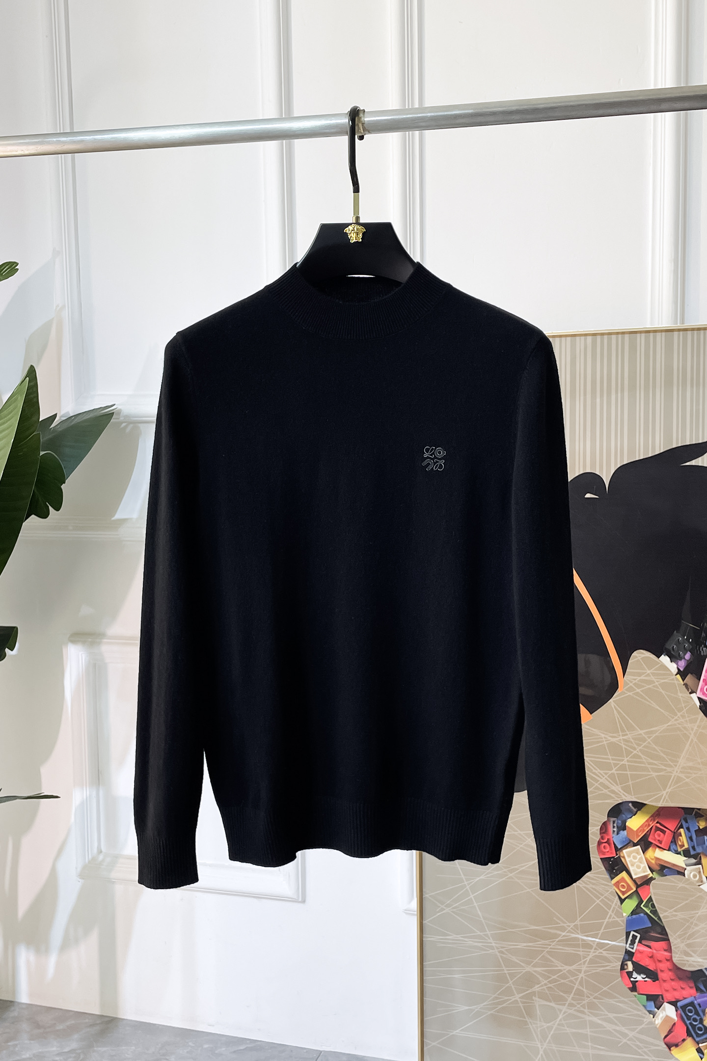 NO:652638,Loewe - 2025 autumn and winter new men's cashmere knitted sweater. Popular items on sale at the counter, including cashmere  It is a versatile item that every major fashion buyer and celebrity has. It is simple and fashionable, and the upper body is full of gentleman style. The whole sweater is not only exquisite in texture, but also finely crafted and evenly arranged. The overall beautiful appearance ensures that the silhouette of the clothes is not easily deformed. The custom-made wool fabric is neither too loose nor too tight, and has very good recovery. A fashion item that is both cold-proof and fashionable in autumn and winter. M-3XL,, loewe, sweaters, alexander wang19860909罗意威- 2025秋冬新款男士山羊绒针织毛衣.专柜在售爆款单品,含山羊绒 各大时尚买手明星人手一件的百搭单品.简单时尚甚是好看,上身绅士范十足.整件毛衣不单纹理工艺精美,走线更是精工细作均匀整齐.整体美观大方保证了衣服的廓形不易变形.定制羊毛面料,既不会很宽松也不会很紧绷,恢复性非常好.秋冬御寒与时尚兼备的一款时装单品.M-3XL,,loewe,sweaters,alexander wang,Men's clothing