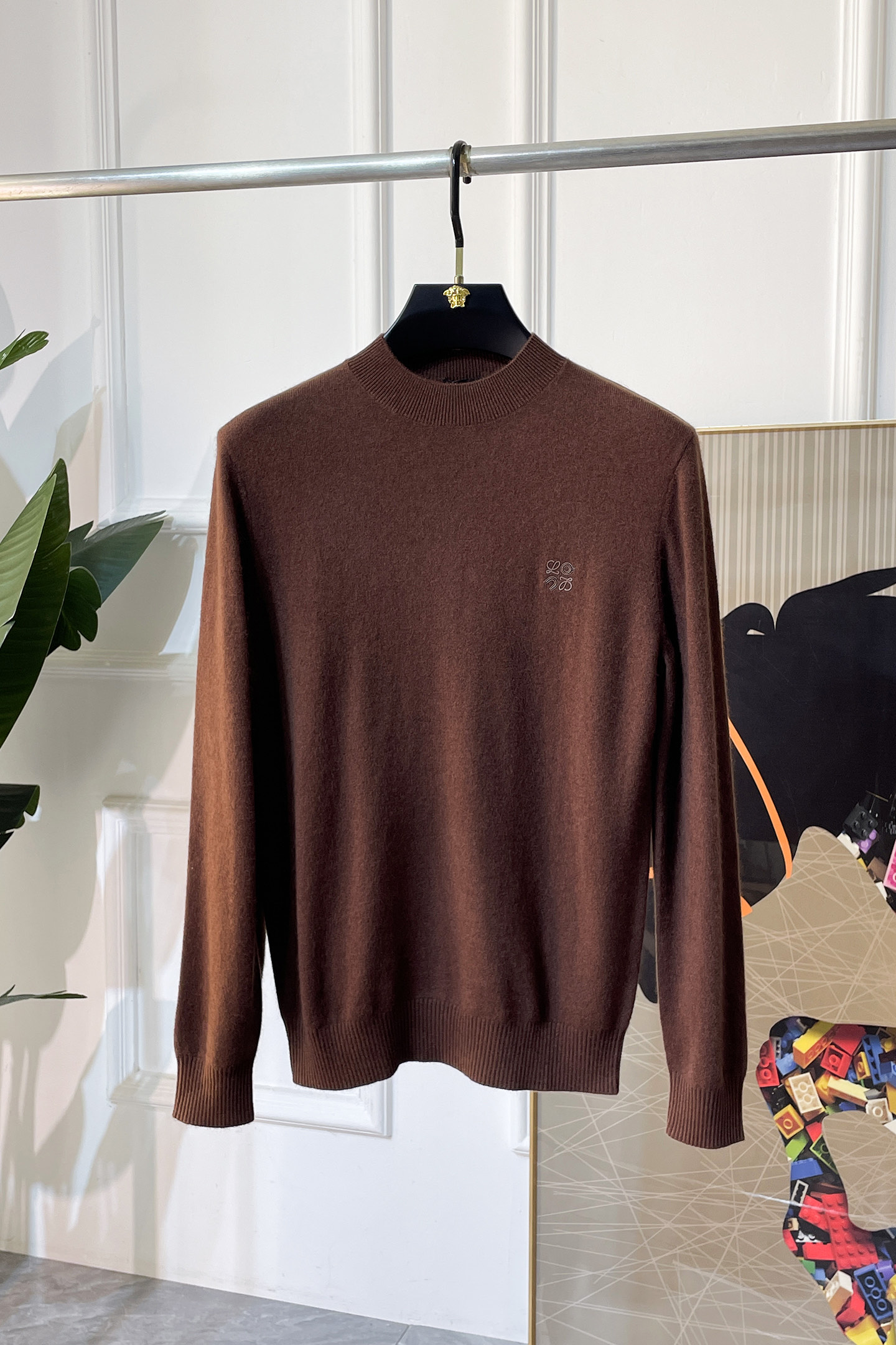 NO:599273,Loewe - 2025 autumn and winter new men's cashmere knitted sweater. Popular items on sale at the counter, including cashmere  It is a versatile item that every major fashion buyer and celebrity has. It is simple and fashionable, and the upper body is full of gentleman style. The whole sweater is not only exquisite in texture, but also finely crafted and evenly arranged. The overall beautiful appearance ensures that the silhouette of the clothes is not easily deformed. The custom-made wool fabric is neither too loose nor too tight, and has very good recovery. A fashion item that is both cold-proof and fashionable in autumn and winter. M-3XL,, loewe, sweaters, alexander wang19860909罗意威- 2025秋冬新款男士山羊绒针织毛衣.专柜在售爆款单品,含山羊绒 各大时尚买手明星人手一件的百搭单品.简单时尚甚是好看,上身绅士范十足.整件毛衣不单纹理工艺精美,走线更是精工细作均匀整齐.整体美观大方保证了衣服的廓形不易变形.定制羊毛面料,既不会很宽松也不会很紧绷,恢复性非常好.秋冬御寒与时尚兼备的一款时装单品.M-3XL,,loewe,sweaters,alexander wang,Men's clothing