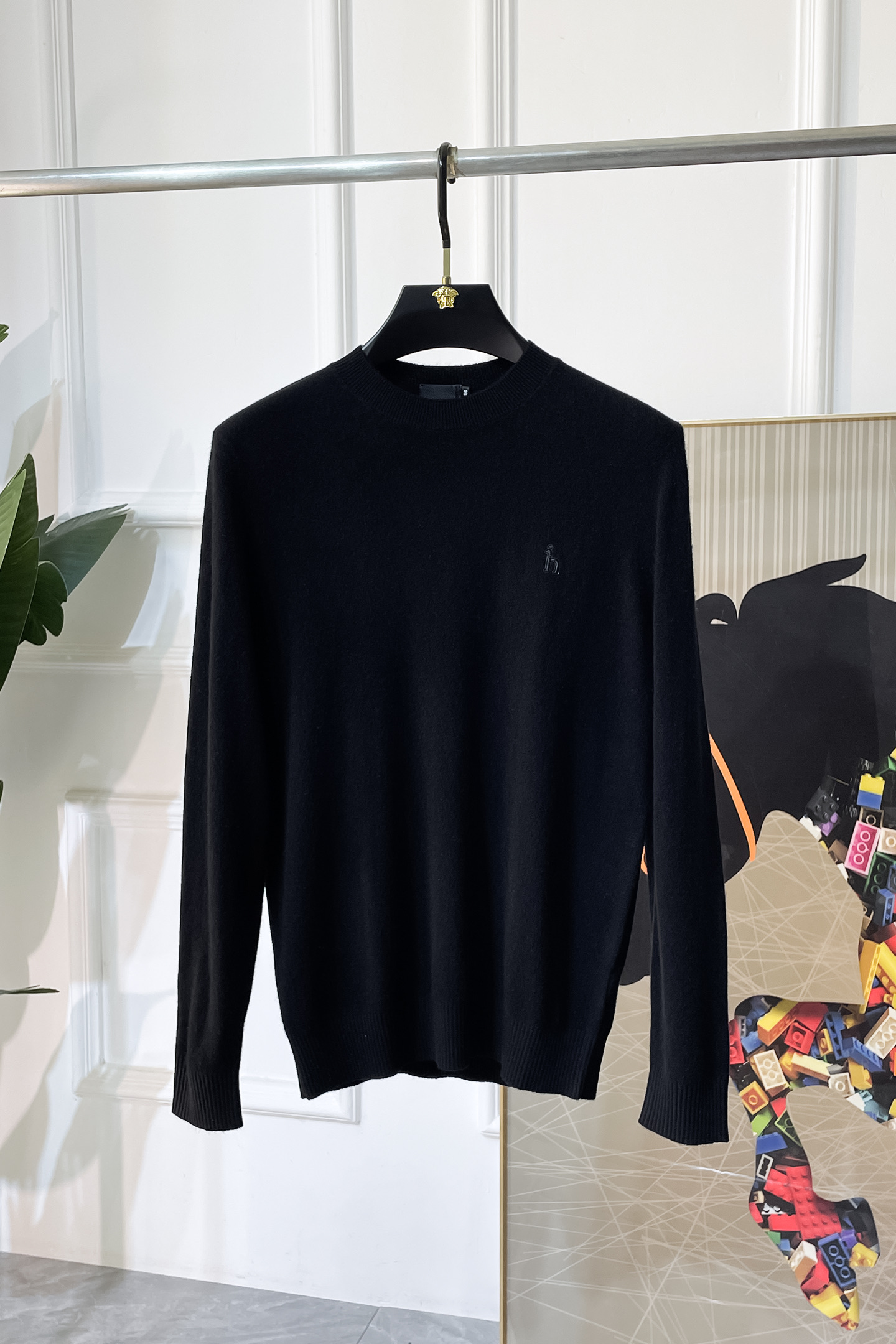 NO:625196,Hermès - 2025 autumn and winter new men's cashmere knitted sweater. Popular items on sale at the counter, including cashmere  It is a versatile item that every major fashion buyer and celebrity has. It is simple and fashionable, and is very beautiful, and the upper body is full of gentleman style. The whole sweater is not only exquisite in texture, but also finely crafted and evenly arranged. The overall beautiful appearance ensures that the silhouette of the clothes is not easily deformed. The custom-made wool fabric is neither very loose nor very tight, and has very good recovery. A fashion item that is both cold-resistant and fashionable in autumn and winter. M-3XL, hermes, sweaters, alexander wang19860909爱玛仕- 2025秋冬新款男士山羊绒针织毛衣.专柜在售爆款单品,含山羊绒 各大时尚买手明星人手一件的百搭单品.简单时尚甚是好看,上身绅士范十足.整件毛衣不单纹理工艺精美,走线更是精工细作均匀整齐.整体美观大方保证了衣服的廓形不易变形.定制羊毛面料,既不会很宽松也不会很紧绷,恢复性非常好.秋冬御寒与时尚兼备的一款时装单品.M-3XL,,hermes,sweaters,alexander wang,Men's clothing