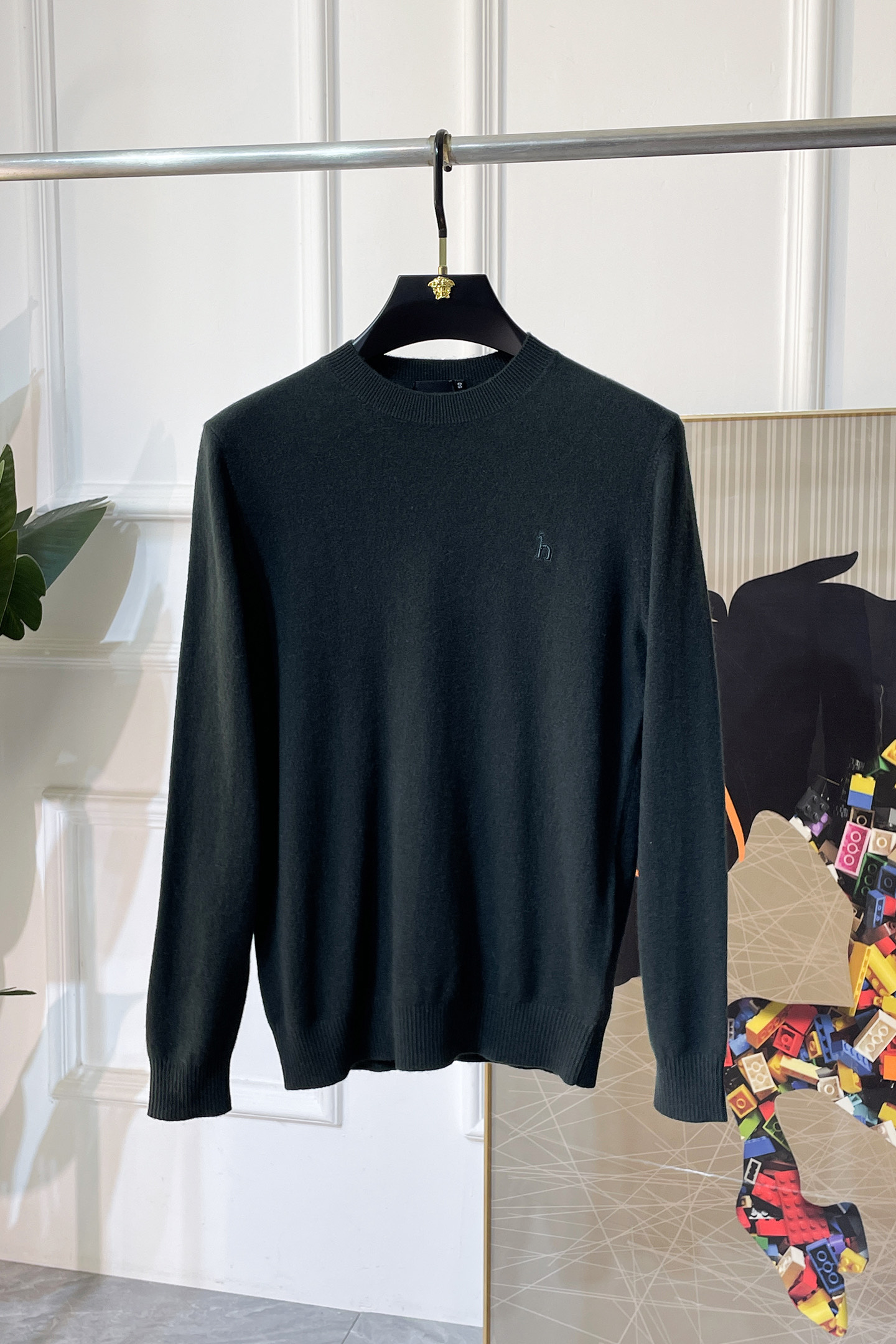 NO:599275,Hermès - 2025 autumn and winter new men's cashmere knitted sweater. Popular items on sale at the counter, including cashmere  It is a versatile item that every major fashion buyer and celebrity has. It is simple and fashionable, and is very beautiful, and the upper body is full of gentleman style. The whole sweater is not only exquisite in texture, but also finely crafted and evenly arranged. The overall beautiful appearance ensures that the silhouette of the clothes is not easily deformed. The custom-made wool fabric is neither very loose nor very tight, and has very good recovery. A fashion item that is both cold-resistant and fashionable in autumn and winter. M-3XL, hermes, sweaters, alexander wang19860909爱玛仕- 2025秋冬新款男士山羊绒针织毛衣.专柜在售爆款单品,含山羊绒 各大时尚买手明星人手一件的百搭单品.简单时尚甚是好看,上身绅士范十足.整件毛衣不单纹理工艺精美,走线更是精工细作均匀整齐.整体美观大方保证了衣服的廓形不易变形.定制羊毛面料,既不会很宽松也不会很紧绷,恢复性非常好.秋冬御寒与时尚兼备的一款时装单品.M-3XL,,hermes,sweaters,alexander wang,Men's clothing