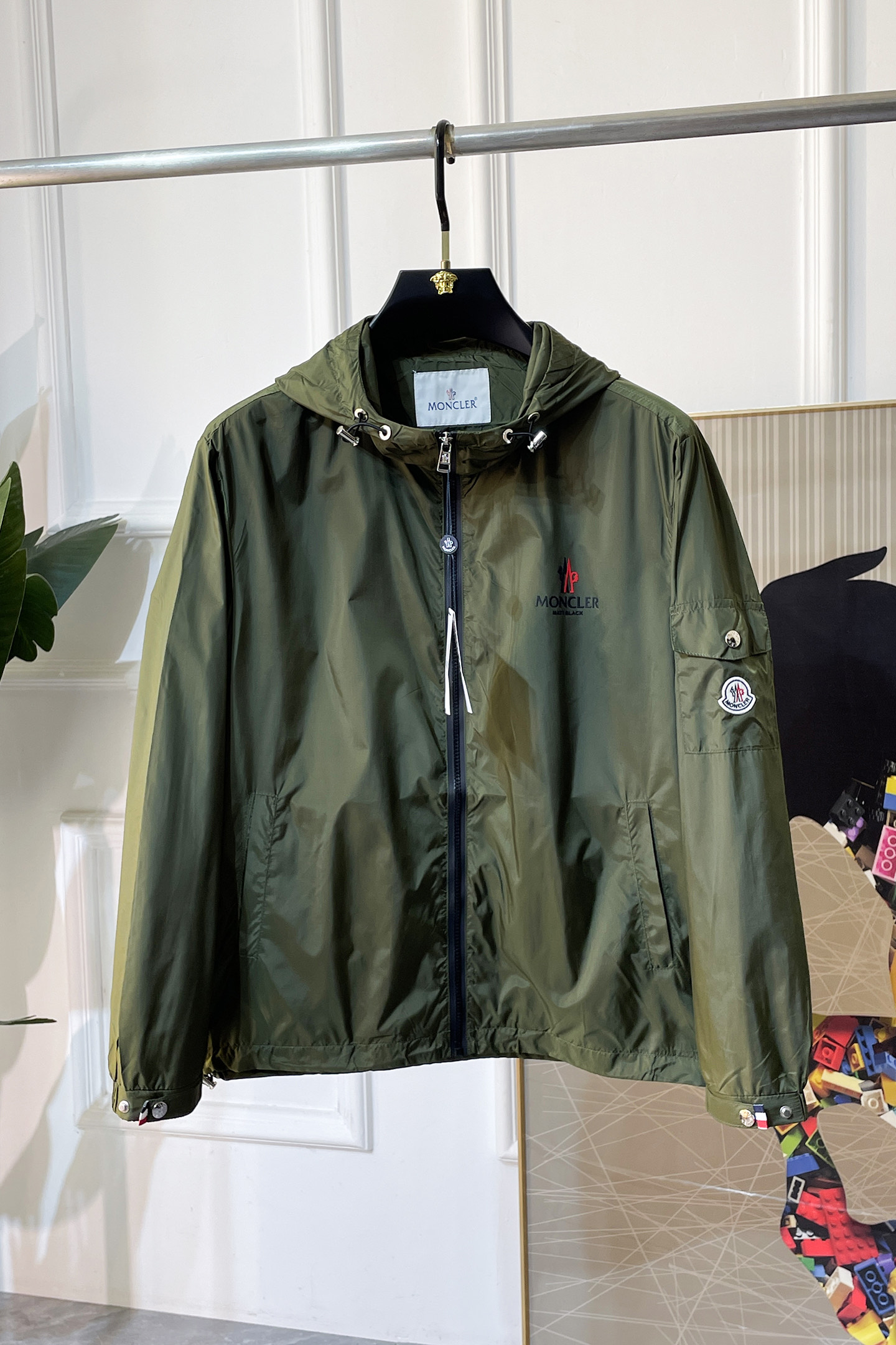 NO:600469,Mengkou - 2025ss autumn and winter hot style boutique jacket, customized high-quality polyester fiber fabric!  Logo design with top fashion big-name elements, complete with three standards!  Original hardware accessories, smooth lines, exquisite craftsmanship, awesome upper body shape, comfortable fabrics, windproof and warm, it is very fashionable, handsome and a must-have for casual and fashionable men with any combination!  Sizes M-3XL can fit up to 190 pounds!  ,,Moncler,jackets & coats,jackets & coats,alexander wang19860909蒙口 - 2025ss秋冬大爆款精品夹克外套,定制高品质聚酯纤维面料！顶级时尚大牌元素logo设计,三标齐全！原版五金辅料,线条流畅,工艺精致,上身版型超赞,面料舒适,挡风保暖,随意搭配都非常时尚帅气休闲时尚男仕必备款哦！尺码M-3XL 最大可穿190斤！,,Moncler,jackets & coats,jackets & coats,alexander wang,Men's clothing