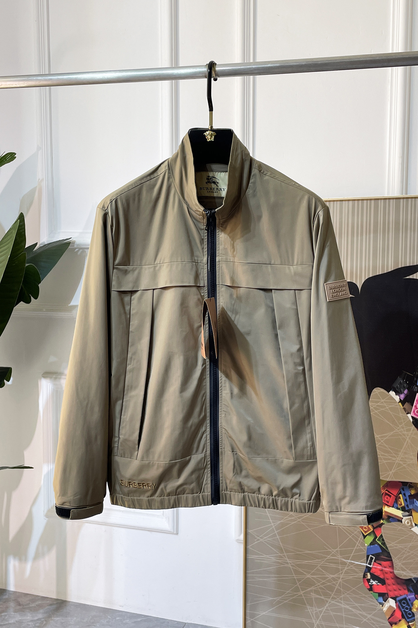 NO:600471,Burberry - 2025ss autumn and winter hot style boutique jacket, customized high-quality polyester fiber fabric!  Logo design with top fashion big-name elements, complete with three standards!  Original hardware accessories, smooth lines, exquisite craftsmanship, awesome upper body shape, comfortable fabrics, windproof and warm, it is very fashionable, handsome and a must-have for casual and fashionable men with any combination!  Sizes M-3XL can fit up to 190 pounds!  ,,burberry,jackets & coats,jackets & coats,alexander wang19860909巴宝莉 - 2025ss秋冬大爆款精品夹克外套,定制高品质聚酯纤维面料！顶级时尚大牌元素logo设计,三标齐全！原版五金辅料,线条流畅,工艺精致,上身版型超赞,面料舒适,挡风保暖,随意搭配都非常时尚帅气休闲时尚男仕必备款哦！尺码M-3XL 最大可穿190斤！,,burberry,jackets & coats,jackets & coats,alexander wang,Men's clothing