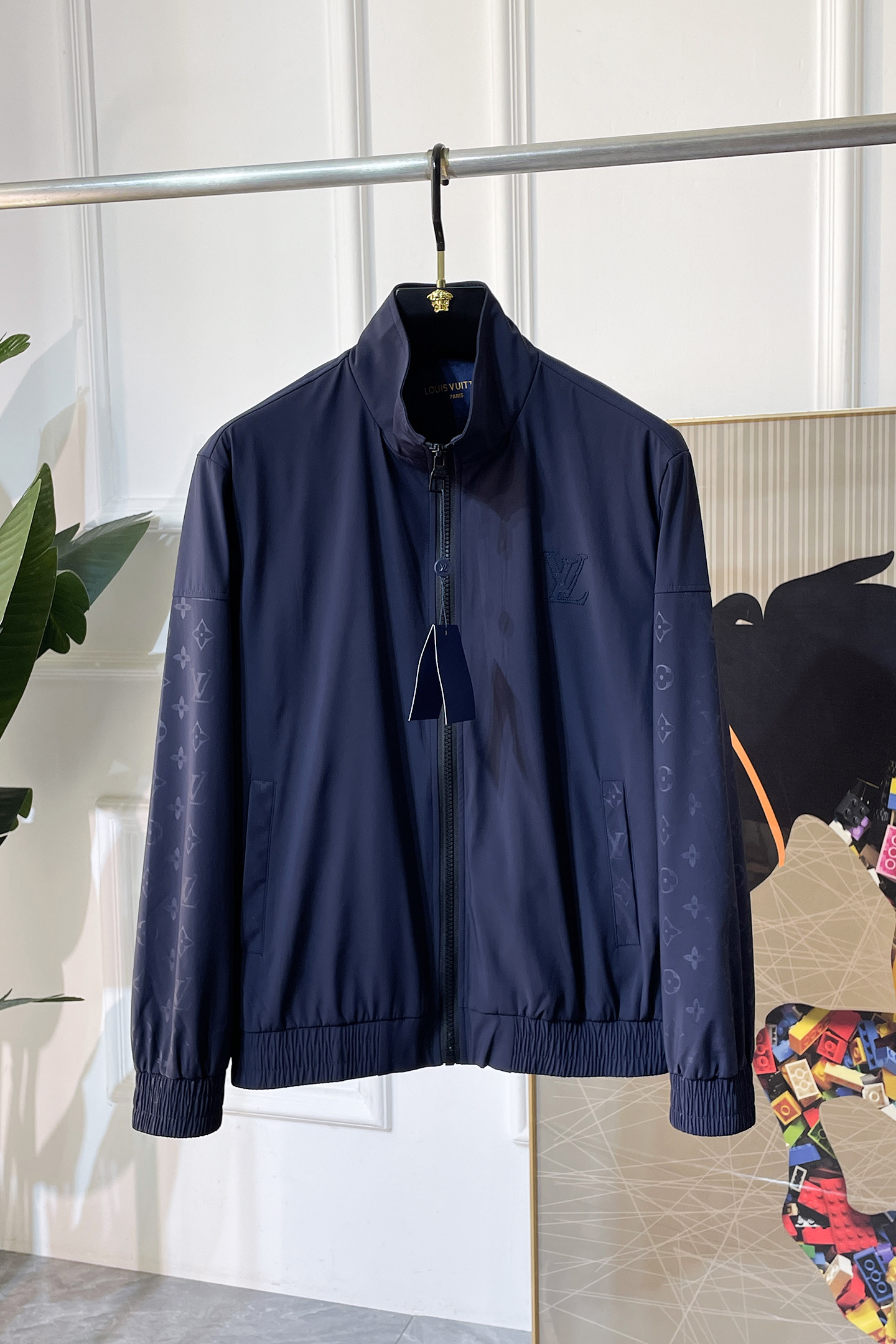 NO:600454,LV - 2025ss autumn and winter hot-selling boutique jacket, customized with high-quality polyester fiber fabric!  Logo design with top fashion big-name elements, complete with three standards!  Original hardware accessories, smooth lines, exquisite craftsmanship, awesome upper body shape, comfortable fabrics, windproof and warm, it is very fashionable, handsome and a must-have for casual and fashionable men with any combination!  Sizes M-3XL can fit up to 190 pounds!  ,,louis vuitton,jackets & coats,jackets & coats,alexander wang19860909LV - 2025ss秋冬大爆款精品夹克外套,定制高品质聚酯纤维面料！顶级时尚大牌元素logo设计,三标齐全！原版五金辅料,线条流畅,工艺精致,上身版型超赞,面料舒适,挡风保暖,随意搭配都非常时尚帅气休闲时尚男仕必备款哦！尺码M-3XL 最大可穿190斤！,,louis vuitton,jackets & coats,jackets & coats,alexander wang,Men's clothing