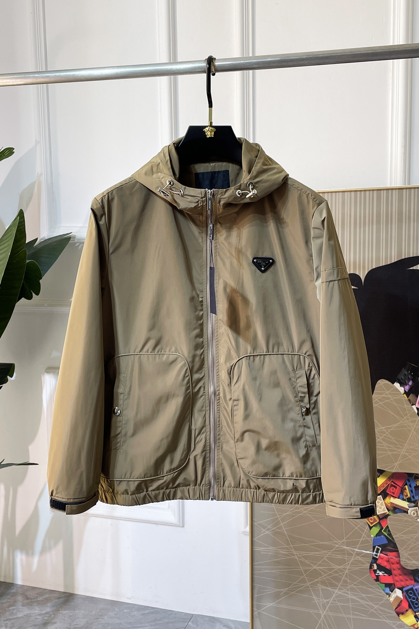 NO:600458,Prada - 2025ss autumn and winter hot style boutique jacket, customized high-quality polyester fiber fabric!  Logo design with top fashion big-name elements, complete with three standards!  Original hardware accessories, smooth lines, exquisite craftsmanship, awesome upper body shape, comfortable fabrics, windproof and warm, it is very fashionable, handsome and a must-have for casual and fashionable men with any combination!  Sizes M-3XL can fit up to 190 pounds!  ,,prada,jackets & coats,jackets & coats,alexander wang19860909普拉达 - 2025ss秋冬大爆款精品夹克外套,定制高品质聚酯纤维面料！顶级时尚大牌元素logo设计,三标齐全！原版五金辅料,线条流畅,工艺精致,上身版型超赞,面料舒适,挡风保暖,随意搭配都非常时尚帅气休闲时尚男仕必备款哦！尺码M-3XL 最大可穿190斤！,,prada,jackets & coats,jackets & coats,alexander wang,Men's clothing