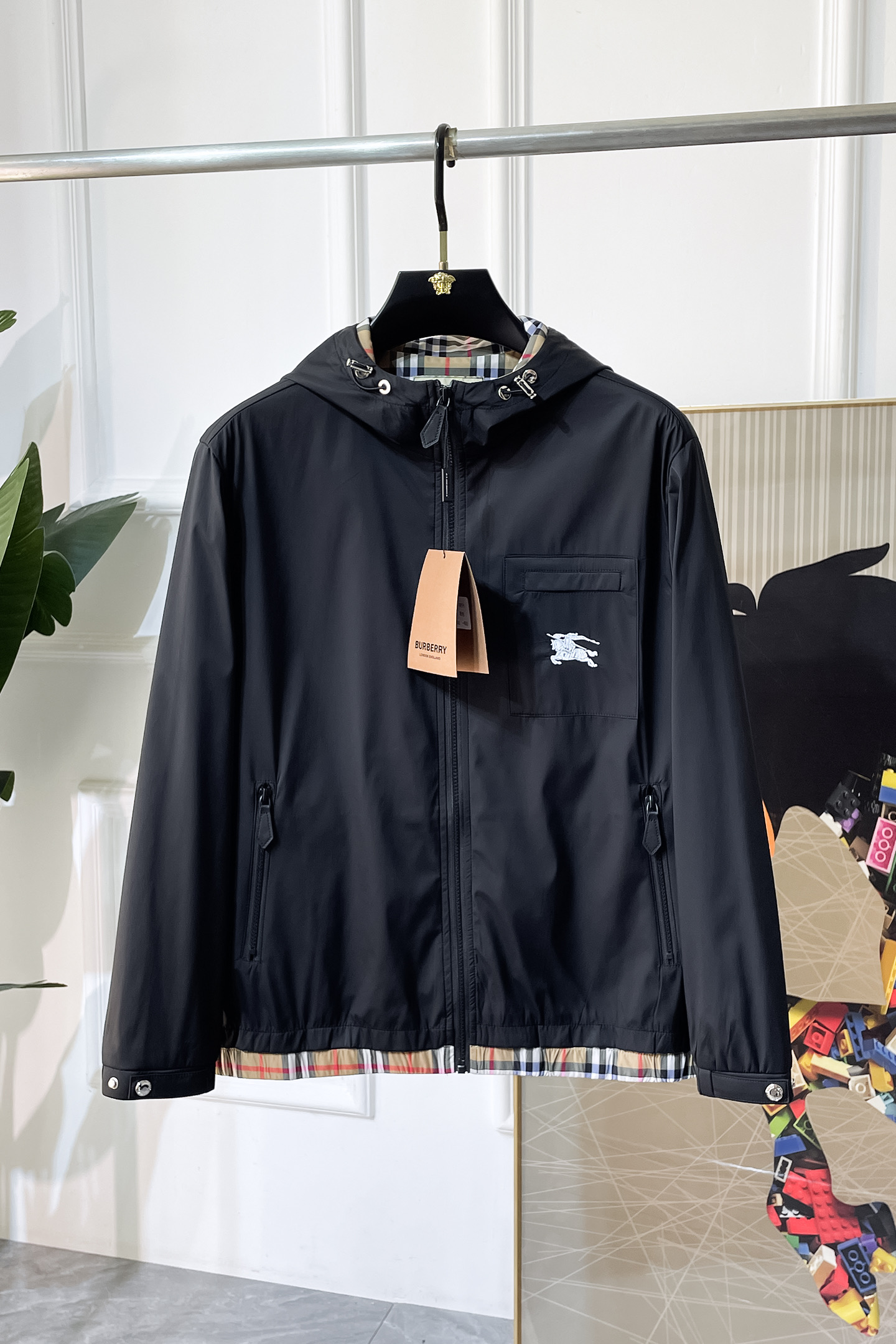 NO:600460,Burberry - 2025ss autumn and winter hot style boutique jacket, customized high-quality polyester fiber fabric!  Logo design with top fashion big-name elements, complete with three standards!  Original hardware accessories, smooth lines, exquisite craftsmanship, awesome upper body shape, comfortable fabrics, windproof and warm, it is very fashionable, handsome and a must-have for casual and fashionable men with any combination!  Sizes M-3XL can fit up to 190 pounds!  ,,burberry,jackets & coats,jackets & coats,alexander wang19860909巴宝莉 - 2025ss秋冬大爆款精品夹克外套,定制高品质聚酯纤维面料！顶级时尚大牌元素logo设计,三标齐全！原版五金辅料,线条流畅,工艺精致,上身版型超赞,面料舒适,挡风保暖,随意搭配都非常时尚帅气休闲时尚男仕必备款哦！尺码M-3XL 最大可穿190斤！,,burberry,jackets & coats,jackets & coats,alexander wang,Men's clothing