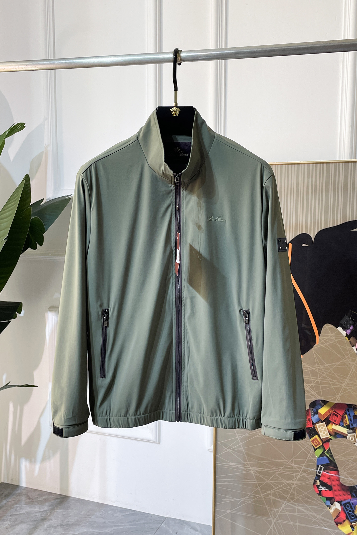 NO:600456,LP Nuoyou - 2025ss autumn and winter hot style boutique jacket, customized high-quality polyester fiber fabric!  Logo design with top fashion big-name elements, complete with three standards!  Original hardware accessories, smooth lines, exquisite craftsmanship, awesome upper body shape, comfortable fabrics, windproof and warm, it is very fashionable, handsome and a must-have for casual and fashionable men with any combination!  Sizes M-3XL can fit up to 190 pounds!  ,,loro piana,jackets & coats,jackets & coats,alexander wang19860909LP诺悠 - 2025ss秋冬大爆款精品夹克外套,定制高品质聚酯纤维面料！顶级时尚大牌元素logo设计,三标齐全！原版五金辅料,线条流畅,工艺精致,上身版型超赞,面料舒适,挡风保暖,随意搭配都非常时尚帅气休闲时尚男仕必备款哦！尺码M-3XL 最大可穿190斤！,,loro piana,jackets & coats,jackets & coats,alexander wang,Men's clothing