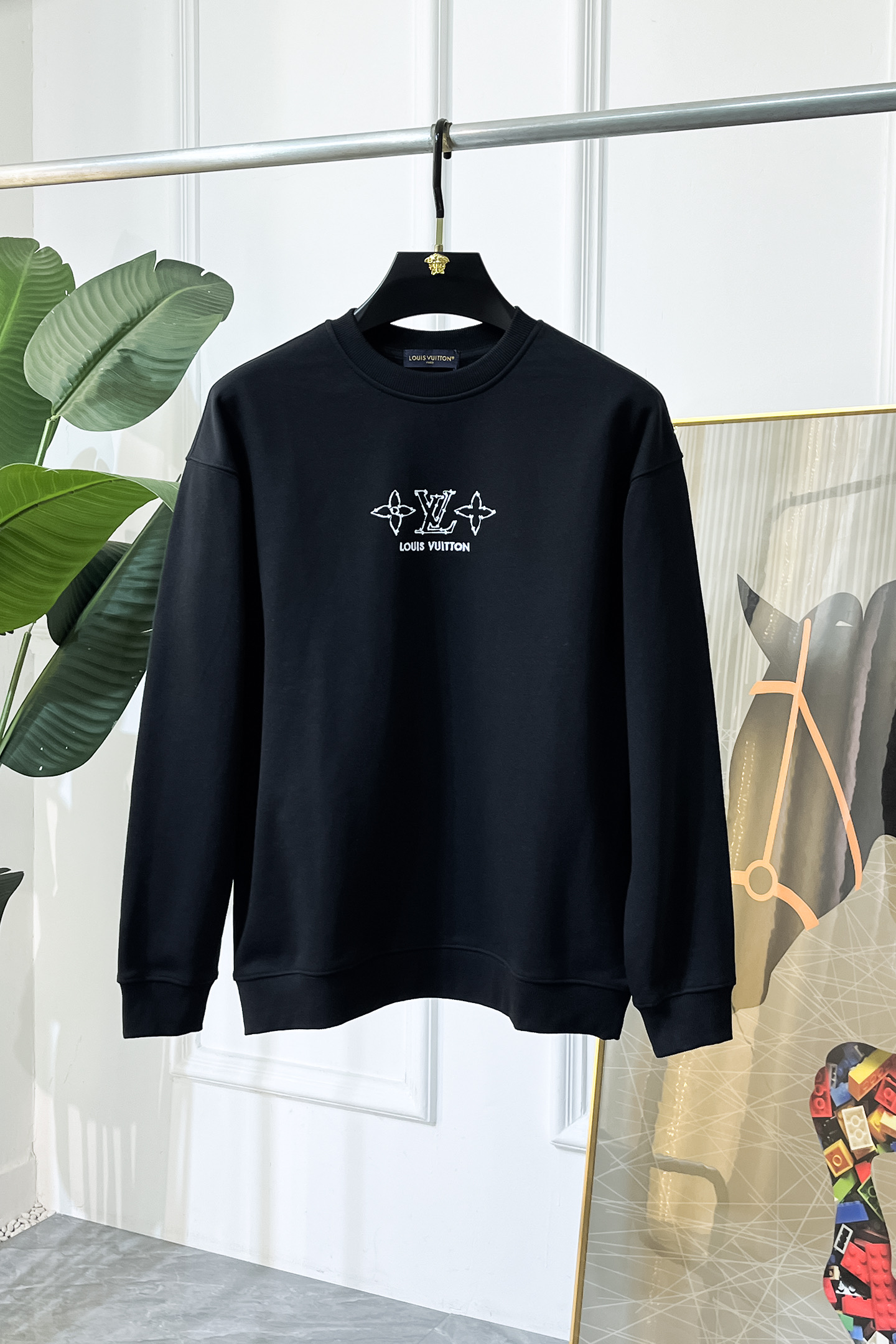 NO:625191,LV - 2025ss autumn hot new style, the highest version of fashionable off-shoulder sweatshirt, a classic that must be released every year. Favored and respected by major stars, it uses high-end European cotton blended fabrics, heavy craftsmanship, original hardware accessories and logo design, soft and smooth, and dense texture!  Stylish upper body!  One of the impeccable must-have styles for autumn!  S-3XL can wear up to 200 pounds!  Size data of off-shoulder style S Length 66 Chest 56 Shoulder width 54 Sleeve length 54 (can wear 120 catties) M Length 68 Bust 58 Shoulder width 56 Sleeve length 55 (can wear 140 catties) L Length 70 Chest 60 Shoulder width 58 Sleeve length 56 (can wear 120 catties) XL Clothes length 72 Chest 62 Shoulder width 60  Sleeve length 57 (can wear 180 pounds) 2XL Dress length 74 Chest 64 Shoulder width 62 Sleeve length 58 (can wear 200 pounds) 3XL Dress length 76 Chest 66 Shoulder width 64 Sleeve length 59 (can wear 220 pounds),,louis vuitton,hoodie,sweatshirts,alexander wang19860909LV - 2025ss秋季大爆新款,最高版本时尚落肩款卫衣、每年必出的经典之作.受各大明星的青睐推崇,精选高端欧棉混纺面料,重工艺制作,原版五金辅料logo设计,柔软顺滑,质地密实！上身时尚有型！秋季无可挑剔必选款式之一！S-3XL 最大可穿200斤！落肩款尺码数据 S 衣长66 胸围56 肩宽54 袖长54（可穿120斤） M 衣长68 胸围58 肩宽56 袖长55（可穿140斤） L 衣长70 胸围60 肩宽58 袖长56（可穿斤） XL 衣长72 胸围62 肩宽60 袖长57（可穿180斤） 2XL 衣长74 胸围64 肩宽62 袖长58（可穿200斤） 3XL 衣长76 胸围66 肩宽64 袖长59（可穿220斤）,,louis vuitton,hoodie,sweatshirts,alexander wang,Men's clothing