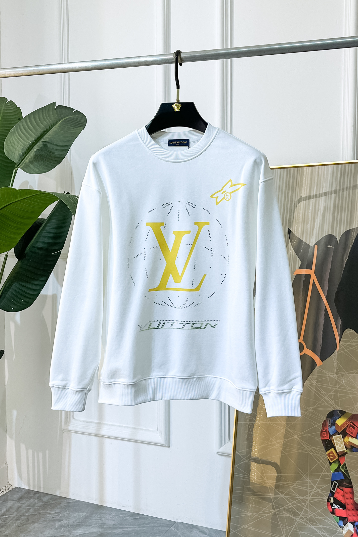 NO:599255,LV - 2025ss autumn hot new style, the highest version of fashionable off-shoulder sweatshirt, a classic that must be released every year. Favored and respected by major stars, it uses high-end European cotton blended fabrics, heavy craftsmanship, original hardware accessories and logo design, soft and smooth, and dense texture!  Stylish upper body!  One of the impeccable must-have styles for autumn!  S-3XL can wear up to 200 pounds!  Size data of off-shoulder style S Length 66 Chest 56 Shoulder width 54 Sleeve length 54 (can wear 120 catties) M Length 68 Bust 58 Shoulder width 56 Sleeve length 55 (can wear 140 catties) L Length 70 Chest 60 Shoulder width 58 Sleeve length 56 (can wear 120 catties) XL Clothes length 72 Chest 62 Shoulder width 60  Sleeve length 57 (can wear 180 pounds) 2XL Dress length 74 Chest 64 Shoulder width 62 Sleeve length 58 (can wear 200 pounds) 3XL Dress length 76 Chest 66 Shoulder width 64 Sleeve length 59 (can wear 220 pounds),,louis vuitton,hoodie,sweatshirts,alexander wang19860909LV - 2025ss秋季大爆新款,最高版本时尚落肩款卫衣、每年必出的经典之作.受各大明星的青睐推崇,精选高端欧棉混纺面料,重工艺制作,原版五金辅料logo设计,柔软顺滑,质地密实！上身时尚有型！秋季无可挑剔必选款式之一！S-3XL 最大可穿200斤！落肩款尺码数据 S 衣长66 胸围56 肩宽54 袖长54（可穿120斤） M 衣长68 胸围58 肩宽56 袖长55（可穿140斤） L 衣长70 胸围60 肩宽58 袖长56（可穿斤） XL 衣长72 胸围62 肩宽60 袖长57（可穿180斤） 2XL 衣长74 胸围64 肩宽62 袖长58（可穿200斤） 3XL 衣长76 胸围66 肩宽64 袖长59（可穿220斤）,,louis vuitton,hoodie,sweatshirts,alexander wang,Men's clothing