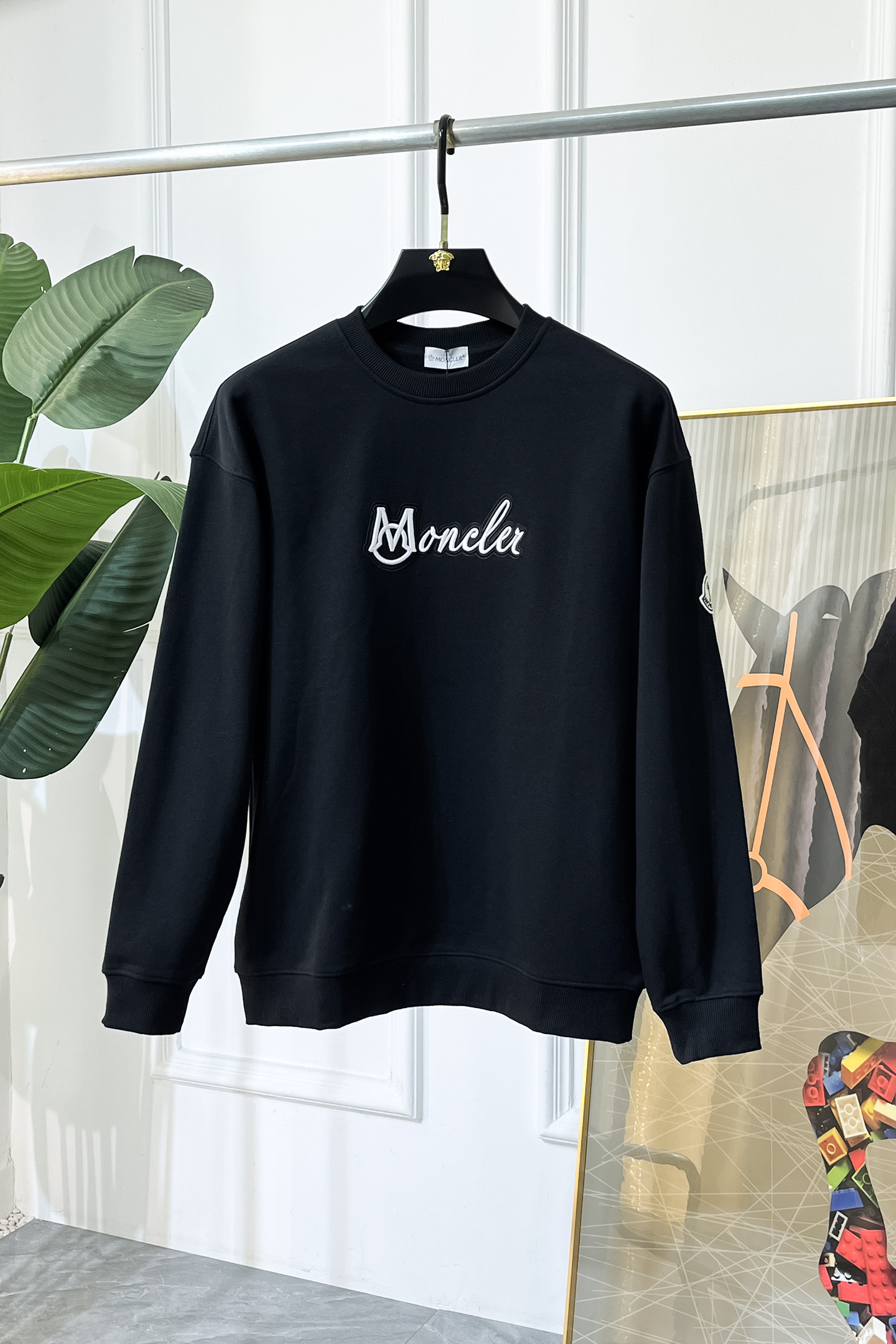 NO:599258,Meng Mouth - 2025SS hot new style in autumn, the highest version of fashionable off-shoulder sweatshirt, a classic that must be released every year. Favored and respected by major stars, it uses high-end European cotton blended fabrics, heavy craftsmanship, original hardware accessories and logo design, soft and smooth, and dense texture!  Stylish upper body!  One of the impeccable must-have styles for autumn!  S-3XL can wear up to 200 pounds!  Size data of off-shoulder style S Length 66 Chest 56 Shoulder width 54 Sleeve length 54 (can wear 120 catties) M Length 68 Bust 58 Shoulder width 56 Sleeve length 55 (can wear 140 catties) L Length 70 Chest 60 Shoulder width 58 Sleeve length 56 (can wear 120 catties) XL Clothes length 72 Chest 62 Shoulder width 60  Sleeve length 57 (can wear 180 pounds) 2XL dress length 74, chest 64 shoulder width 62, sleeve length 58 (can wear 200 pounds) 3XL dress length 76, chest 66 shoulder width 64, sleeve length 59 (can wear 220 pounds),,Moncler,hoodie,sweatshirts,alexander wang19860909蒙口 - 2025ss秋季大爆新款,最高版本时尚落肩款卫衣、每年必出的经典之作.受各大明星的青睐推崇,精选高端欧棉混纺面料,重工艺制作,原版五金辅料logo设计,柔软顺滑,质地密实！上身时尚有型！秋季无可挑剔必选款式之一！S-3XL 最大可穿200斤！落肩款尺码数据 S 衣长66 胸围56 肩宽54 袖长54（可穿120斤） M 衣长68 胸围58 肩宽56 袖长55（可穿140斤） L 衣长70 胸围60 肩宽58 袖长56（可穿斤） XL 衣长72 胸围62 肩宽60 袖长57（可穿180斤） 2XL 衣长74 胸围64 肩宽62 袖长58（可穿200斤） 3XL 衣长76 胸围66 肩宽64 袖长59（可穿220斤）,,Moncler,hoodie,sweatshirts,alexander wang,Men's clothing