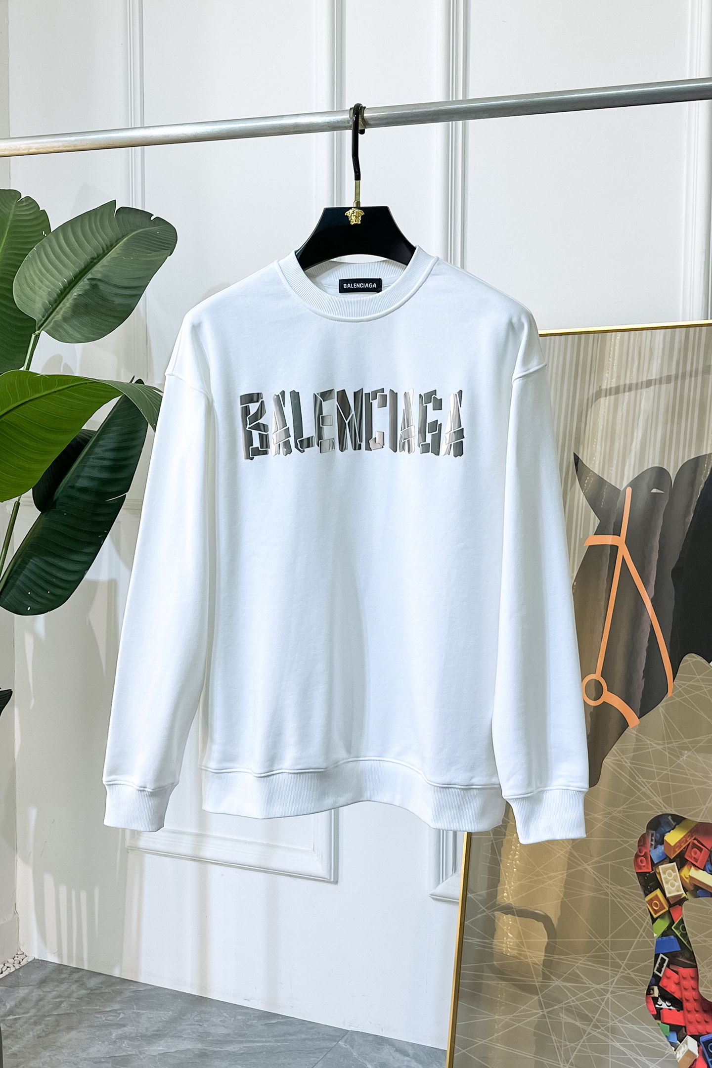 NO:599261,Balenciaga - 2025ss autumn hot new model, the highest version of fashionable off-shoulder sweatshirt, a classic that must be released every year. Favored and respected by major stars, it selects high-end European cotton blended fabrics, is made with heavy craftsmanship, original hardware accessories logo design, soft and smooth, and dense texture!  Stylish upper body!  One of the impeccable must-have styles for autumn!  S-3XL can wear up to 200 pounds!  Size data of off-shoulder style S Length 66 Chest 56 Shoulder width 54 Sleeve length 54 (can wear 120 catties) M Length 68 Bust 58 Shoulder width 56 Sleeve length 55 (can wear 140 catties) L Length 70 Chest 60 Shoulder width 58 Sleeve length 56 (can wear 120 catties) XL Clothes length 72 Chest 62 Shoulder width 60  Sleeve length 57 (can wear 180 pounds) 2XL Dress length 74 Chest 64 Shoulder width 62 Sleeve length 58 (can wear 200 pounds) 3XL Dress length 76 Chest 66 Shoulder width 64 Sleeve length 59 (can wear 220 pounds),,balenciaga,hoodie,sweatshirts,alexander wang19860909巴黎世家 - 2025ss秋季大爆新款,最高版本时尚落肩款卫衣、每年必出的经典之作.受各大明星的青睐推崇,精选高端欧棉混纺面料,重工艺制作,原版五金辅料logo设计,柔软顺滑,质地密实！上身时尚有型！秋季无可挑剔必选款式之一！S-3XL 最大可穿200斤！落肩款尺码数据 S 衣长66 胸围56 肩宽54 袖长54（可穿120斤） M 衣长68 胸围58 肩宽56 袖长55（可穿140斤） L 衣长70 胸围60 肩宽58 袖长56（可穿斤） XL 衣长72 胸围62 肩宽60 袖长57（可穿180斤） 2XL 衣长74 胸围64 肩宽62 袖长58（可穿200斤） 3XL 衣长76 胸围66 肩宽64 袖长59（可穿220斤）,,balenciaga,hoodie,sweatshirts,alexander wang,Men's clothing