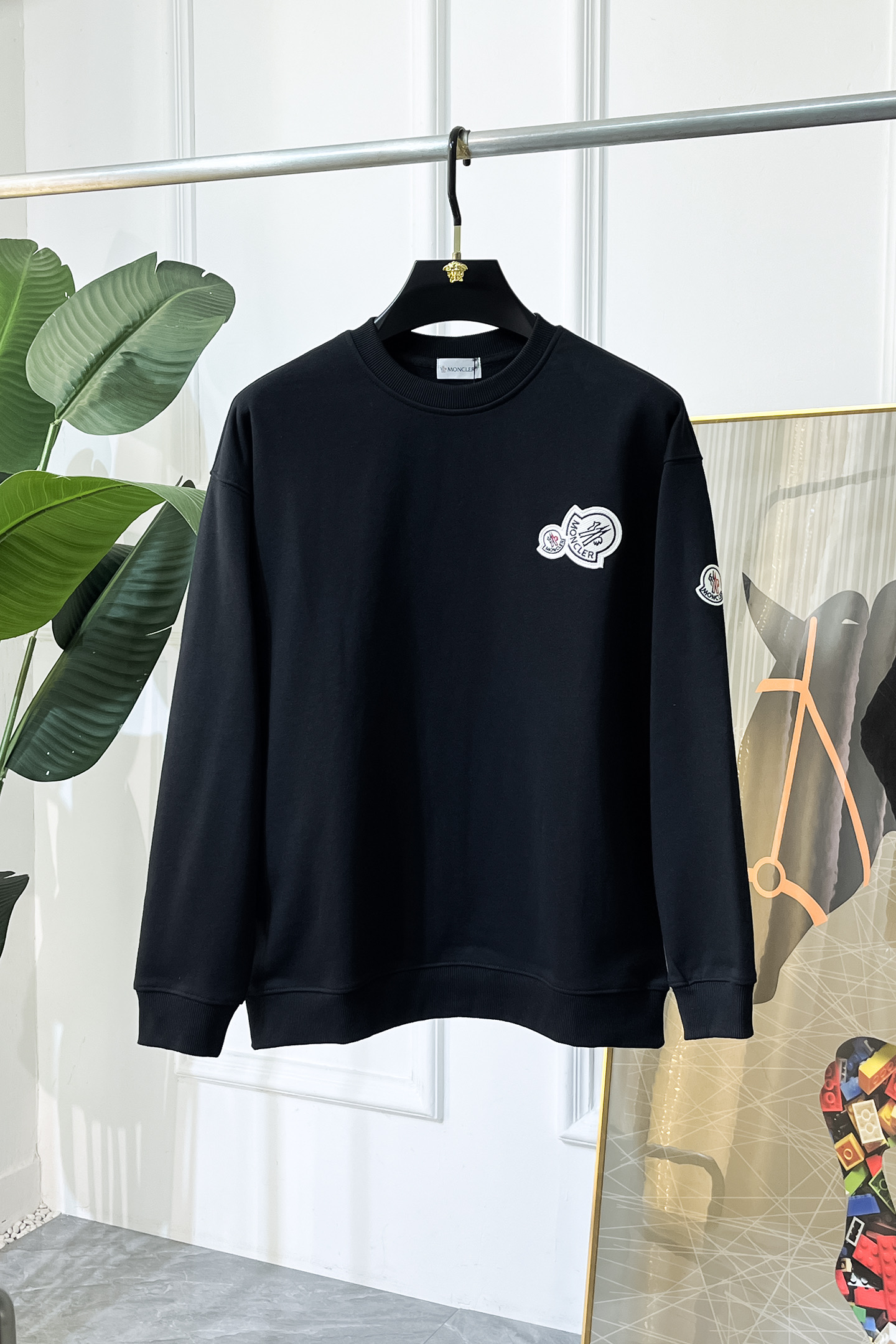 NO:599264,Meng Mouth - 2025SS hot new style in autumn, the highest version of fashionable off-shoulder sweatshirt, a classic that must be released every year. Favored and respected by major stars, it uses high-end European cotton blended fabrics, heavy craftsmanship, original hardware accessories and logo design, soft and smooth, and dense texture!  Stylish upper body!  One of the impeccable must-have styles for autumn!  S-3XL can wear up to 200 pounds!  Size data of off-shoulder style S Length 66 Chest 56 Shoulder width 54 Sleeve length 54 (can wear 120 catties) M Length 68 Bust 58 Shoulder width 56 Sleeve length 55 (can wear 140 catties) L Length 70 Chest 60 Shoulder width 58 Sleeve length 56 (can wear 120 catties) XL Clothes length 72 Chest 62 Shoulder width 60  Sleeve length 57 (can wear 180 pounds) 2XL dress length 74, chest 64 shoulder width 62, sleeve length 58 (can wear 200 pounds) 3XL dress length 76, chest 66 shoulder width 64, sleeve length 59 (can wear 220 pounds),,Moncler,hoodie,sweatshirts,alexander wang19860909蒙口 - 2025ss秋季大爆新款,最高版本时尚落肩款卫衣、每年必出的经典之作.受各大明星的青睐推崇,精选高端欧棉混纺面料,重工艺制作,原版五金辅料logo设计,柔软顺滑,质地密实！上身时尚有型！秋季无可挑剔必选款式之一！S-3XL 最大可穿200斤！落肩款尺码数据 S 衣长66 胸围56 肩宽54 袖长54（可穿120斤） M 衣长68 胸围58 肩宽56 袖长55（可穿140斤） L 衣长70 胸围60 肩宽58 袖长56（可穿斤） XL 衣长72 胸围62 肩宽60 袖长57（可穿180斤） 2XL 衣长74 胸围64 肩宽62 袖长58（可穿200斤） 3XL 衣长76 胸围66 肩宽64 袖长59（可穿220斤）,,Moncler,hoodie,sweatshirts,alexander wang,Men's clothing