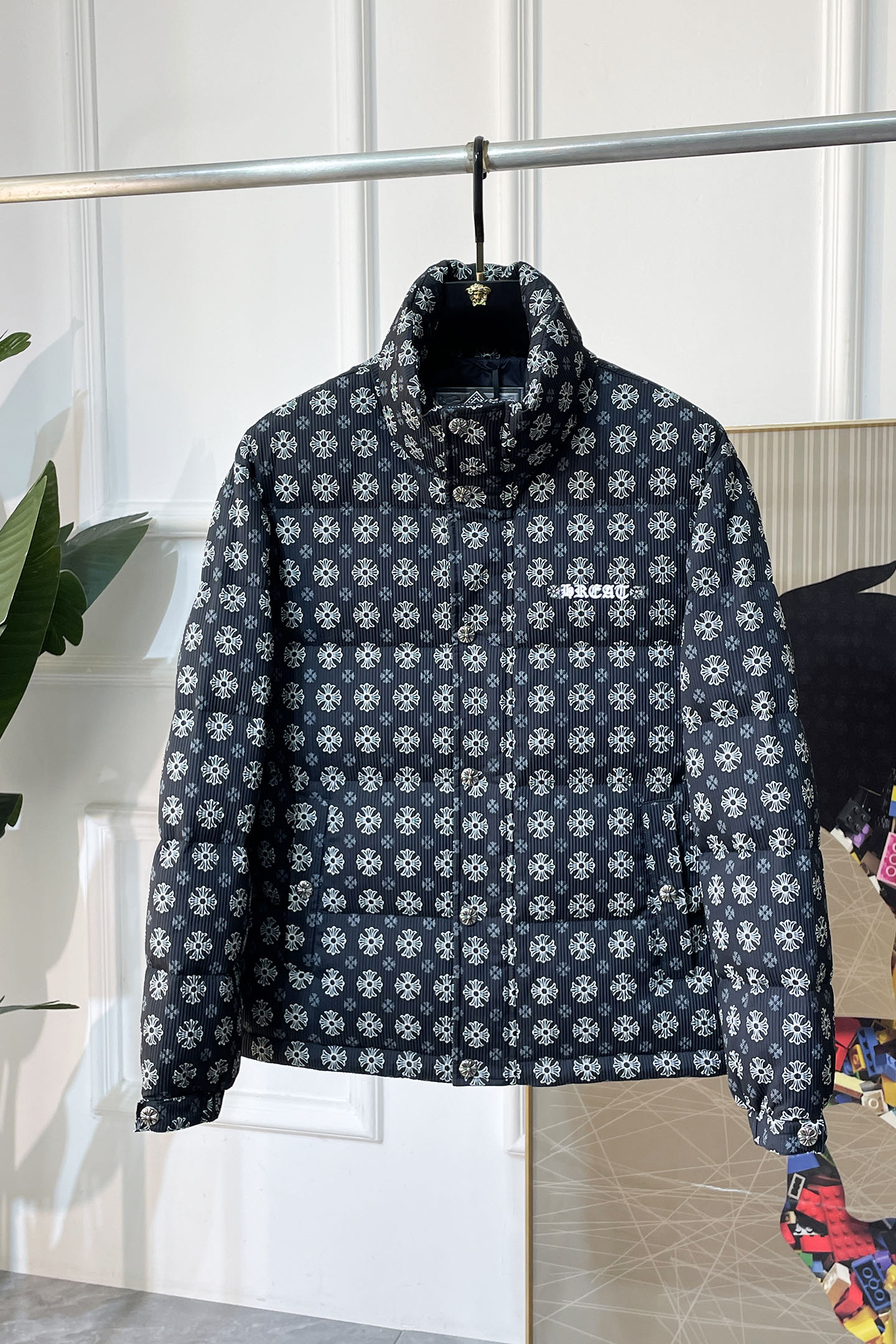 NO:601498,Croxin - 2025 new winter down jacket, high-quality design, a must-have for any man, handsome and handsome. Heavy craftsmanship, 90 down filling, but the fashion stance remains firm, first-class texture, crisp and slim. Classic lapel down, mature and stable style, fine texture, good gloss, and very clear texture, simple and elegant style, strong fashion, version leading the current trend, very good upper body effect, novel fabric, soft feel  Fearless and changeable, blooming in comfort and uniqueness. Calmly and confidently walk the way of urban men's spring clothing. Multi-touch fabric selection, showing the eclectic charm. The upper body will not have any wrinkles, the fit is excellent, the upper body is stylish and handsome, the customized accessories are iconic, and the details determine success or failure. Colors and colors, sizes 48 - 56, can be worn up to 190 pounds.,, chrome hearts, jackets & coats, down jacket, alexander wang19860909克罗芯- 2025年冬季新款羽绒服外套,高品质设计,是任何男人都必备的王牌好货,帅气爆表.重工艺直冲工艺,90绒填充,但时尚立场坚挺如故,质感一流,挺括修身.经典翻领的羽绒,成熟稳重风,质感细腻,光泽感佳,且纹理非常清晰,款式简洁大气,时尚度强、版型引领当前趋势,上身效果非常好,面料新颖,手感软 无畏多变,舒适与独特中绽放.从容、自信游走都市型男春装之道.多重触感的面料选择,彰显不拘一格的魅力上身不会有任何褶皱,版型极好,上身有型帅气,定制辅料带有标志性,细节决定成败.颜色图色 尺码48 - 56 最大可穿到190斤.,,chrome hearts,jackets & coats,down jacket,alexander wang,Men's clothing